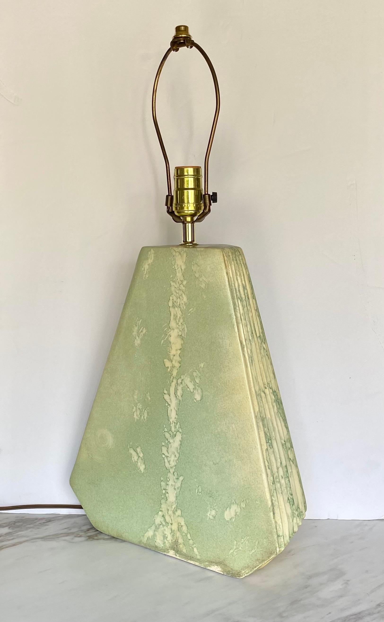 Geometrische Gipsglasierte Mid-Century Modern-Tischlampe, Mid-Century Modern (Glasiert) im Angebot