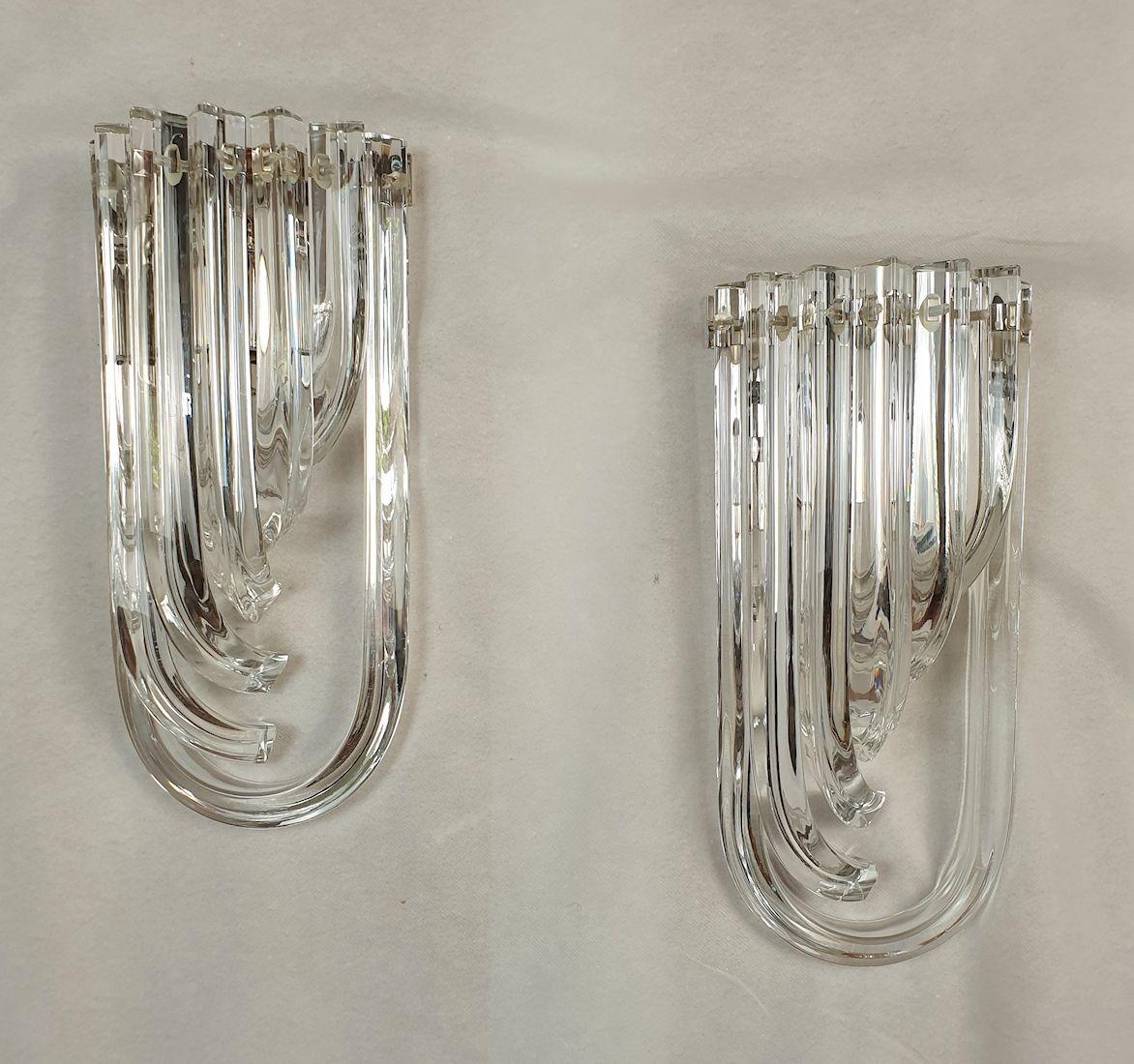 Pair of Modernist vintage Murano glass sconces, by Venini Italy circa 1980s.
Venini famous Triedri glass design, for those wall sconces, in clear handmade Murano glass, with a chrome frame.
Unusual and elegant curved shape.
The mid century modern