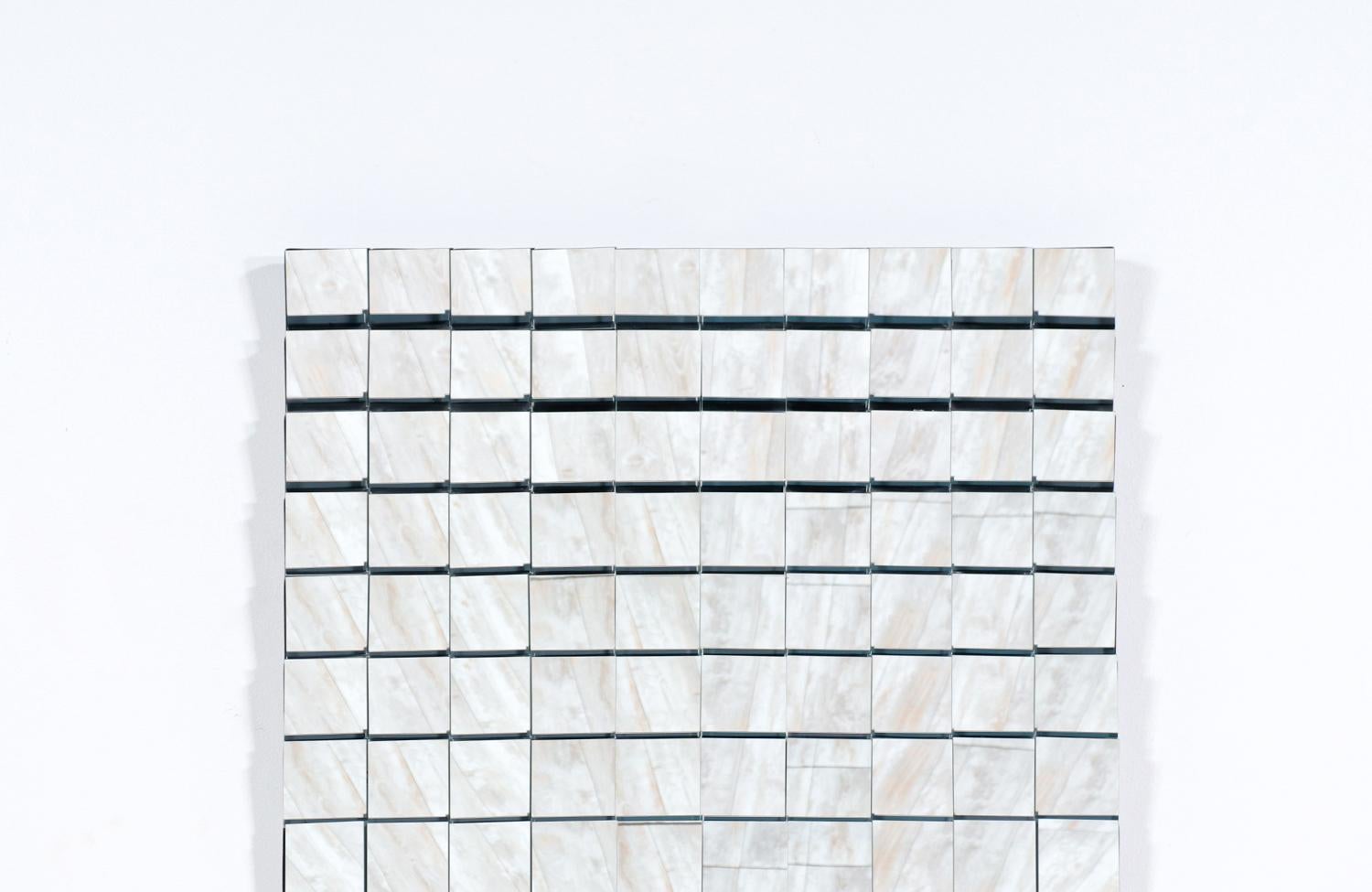 Geometrischer Wandspiegel mit Wandbezug von Neal Small, Mid-Century Modern (Moderne der Mitte des Jahrhunderts) im Angebot