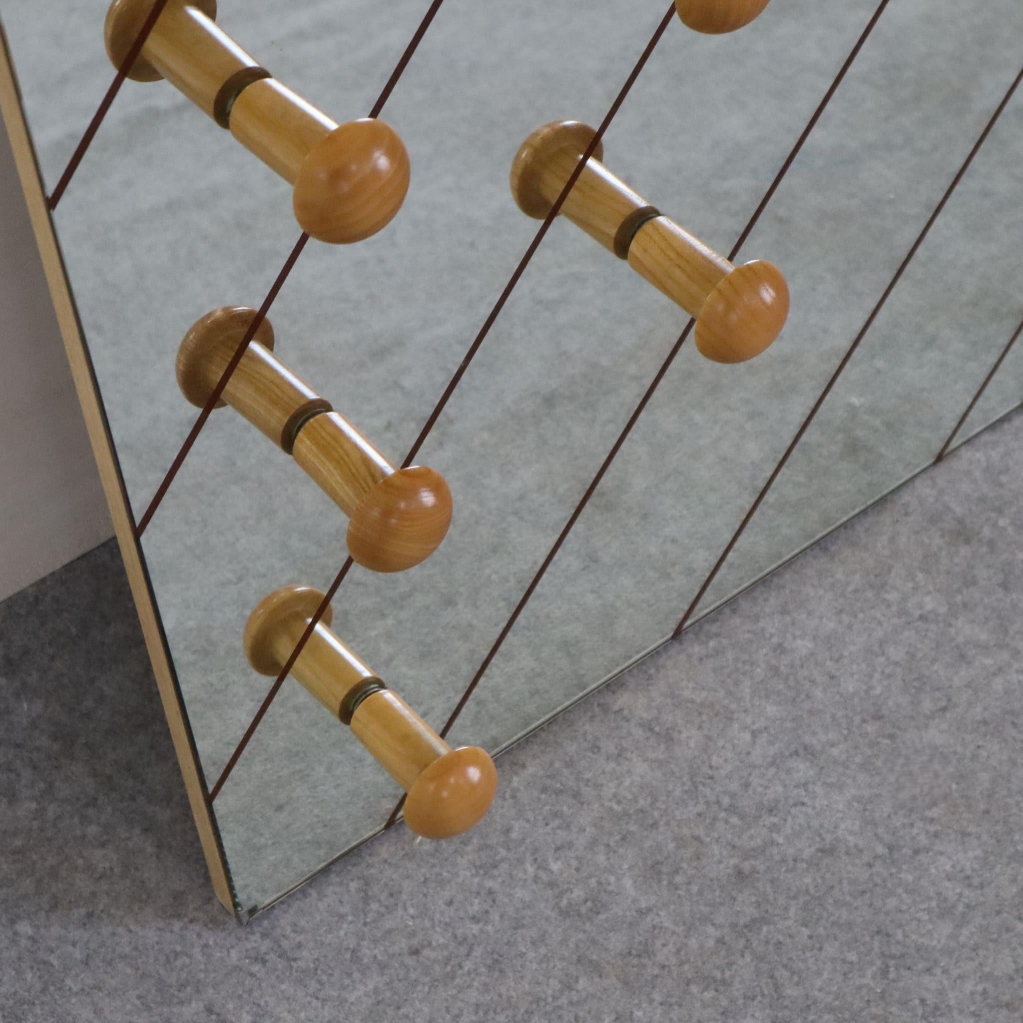 specchio da parete geometrico di metà secolo moderno con appendino italiano anni '70
Riscopri lo stile audace degli anni '70 con questa sorprendente coppia di appendiabiti geometrici a specchio da parete, un'aggiunta perfetta al tuo ingresso o al