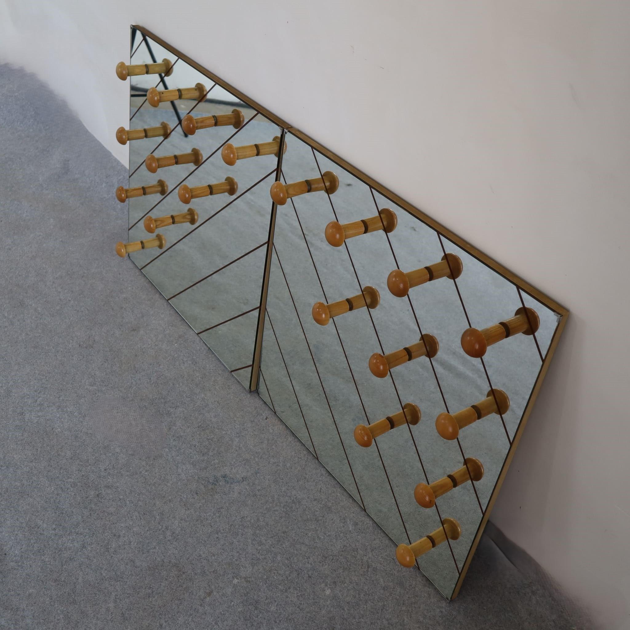Mid-Century moderno specchio da parete geometrico di metà secolo moderno con appendino italiano anni '70 in vendita