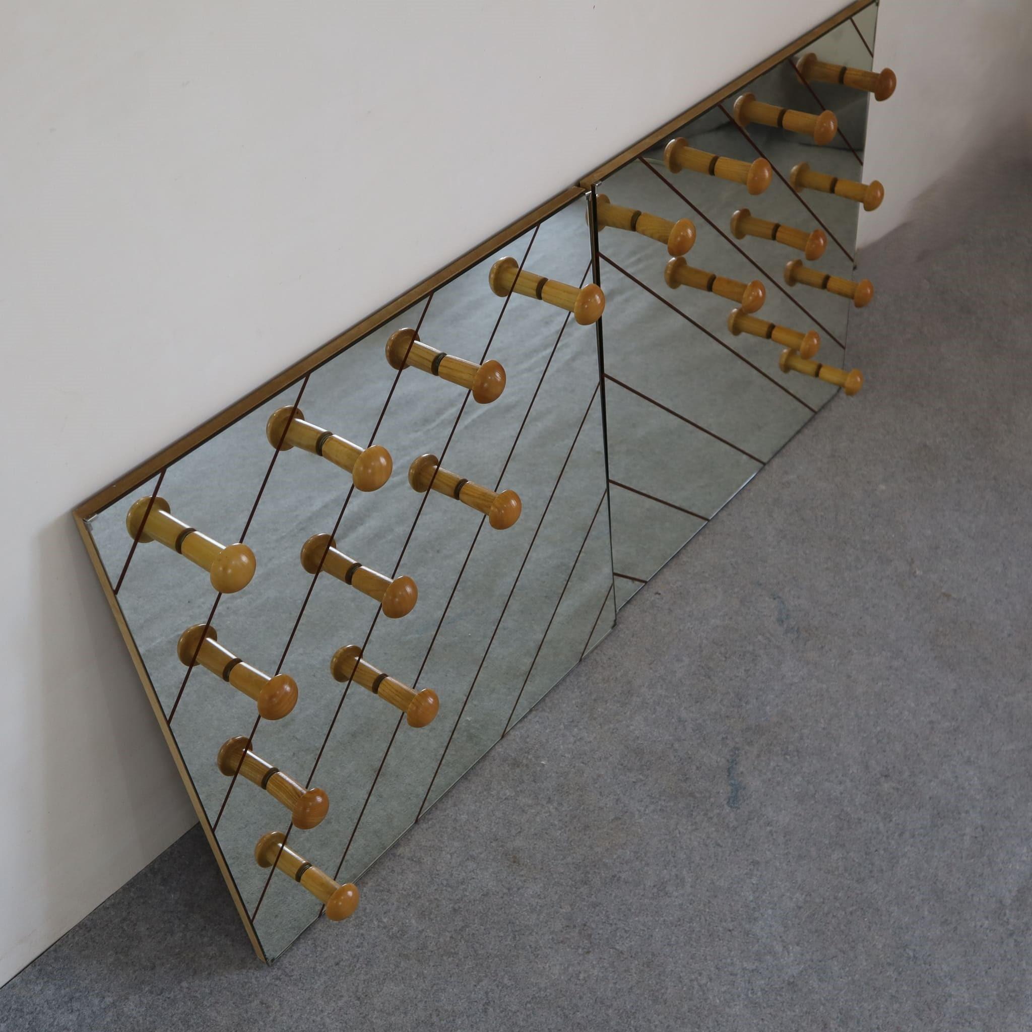 specchio da parete geometrico di metà secolo moderno con appendino italiano anni '70 In condizioni ottime in vendita a Nicolosi, IT