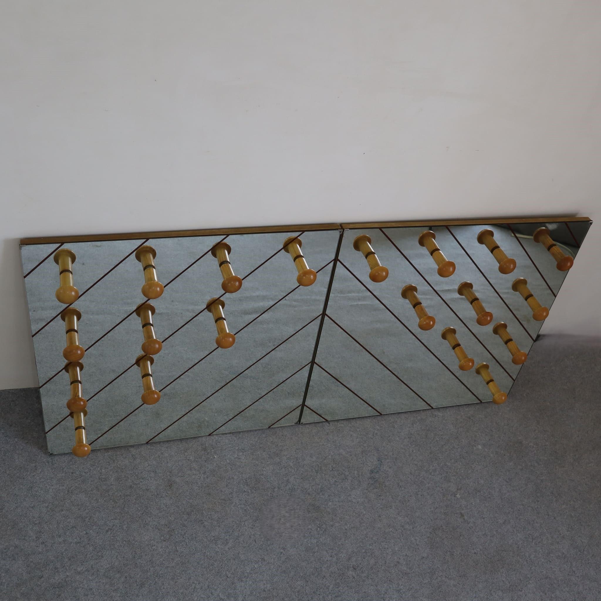 Specchio specchio da parete geometrico di metà secolo moderno con appendino italiano anni '70 in vendita