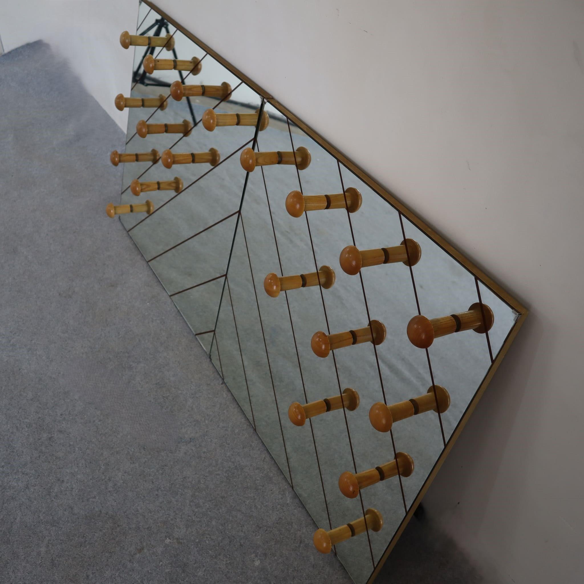 specchio da parete geometrico di metà secolo moderno con appendino italiano anni '70 in vendita 1