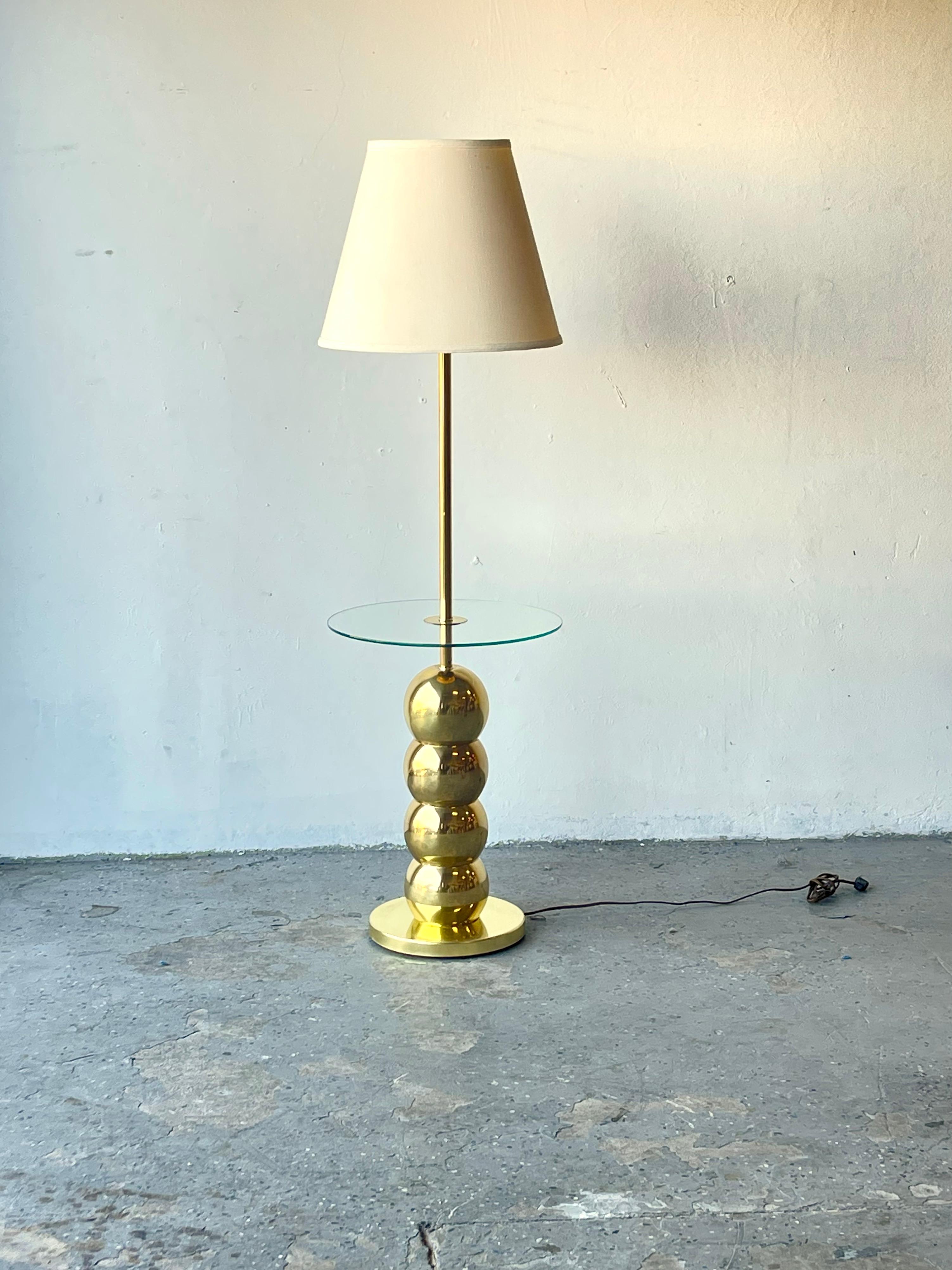 Rare lampadaire/table à boules empilées en laiton conçu par George Kovacs vers 1969.

Plateau en verre flottant de 16