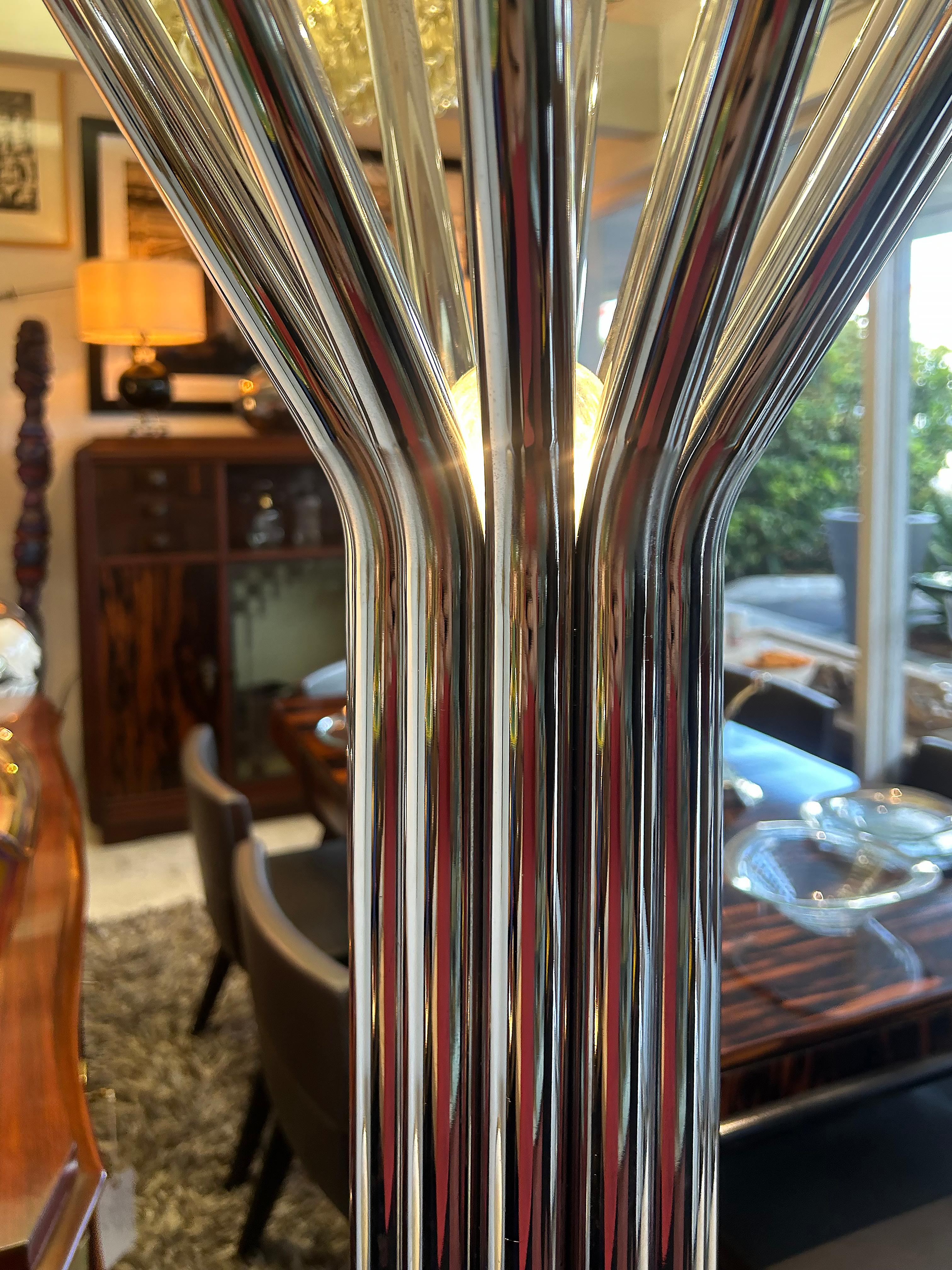 George Kovacs Chrom Stehlampe aus der Mitte des Jahrhunderts

Zum Verkauf angeboten wird eine George Kovacs, Wien (1926-2007), Mitte des Jahrhunderts entworfen röhrenförmige Stehlampe in poliertem Chrom ausgeführt. Es hat eine schwere, runde Basis