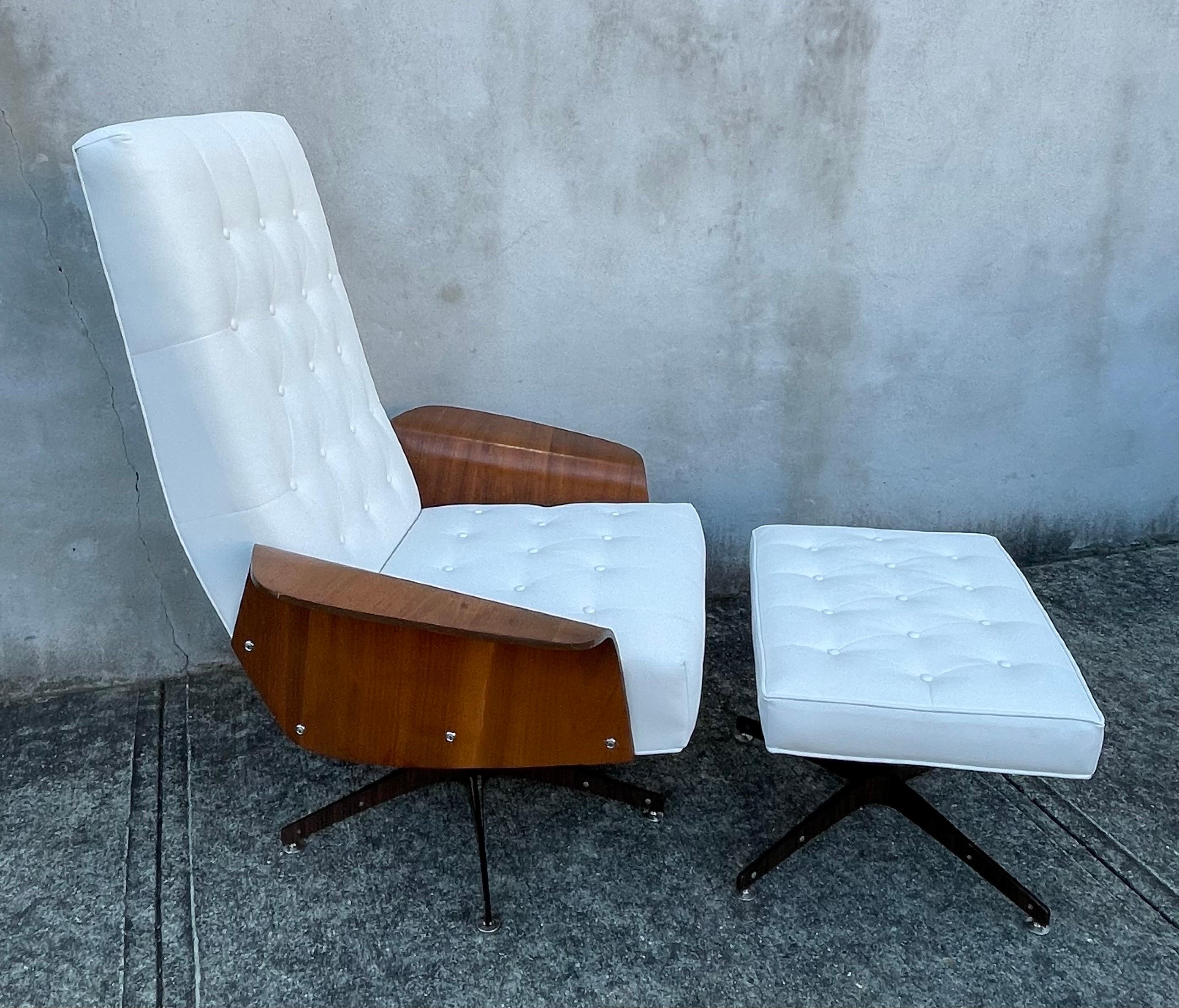 Mid Century Modern George Mulhauser Lounge Chair & Ottoman in White Faux Leather For Sale 5