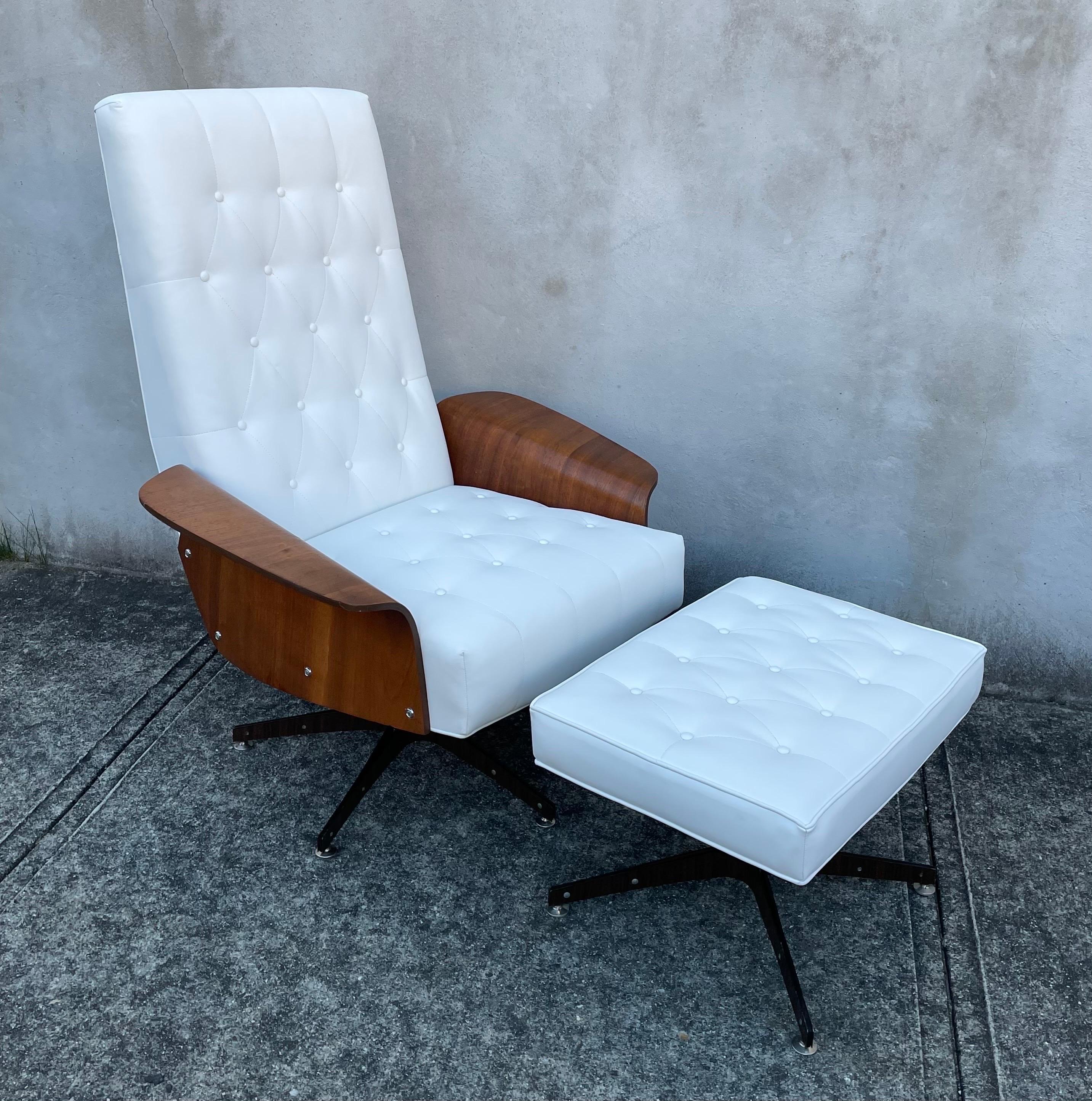 Mid Century Modern George Mulhauser Lounge Chair & Ottoman in White Faux Leather For Sale 9