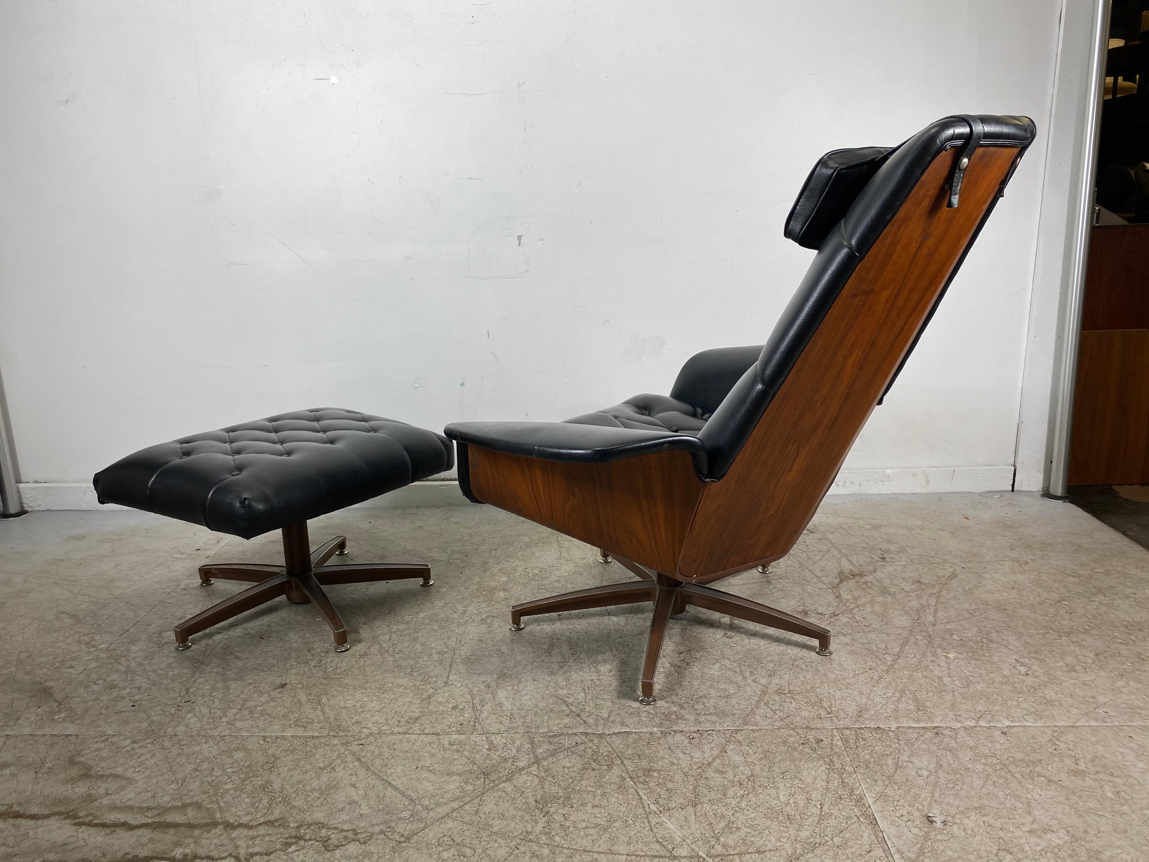 Mid-Century Modern George Mulhauser Mr Chair by Plycraft with Ottoman In Good Condition In Buffalo, NY