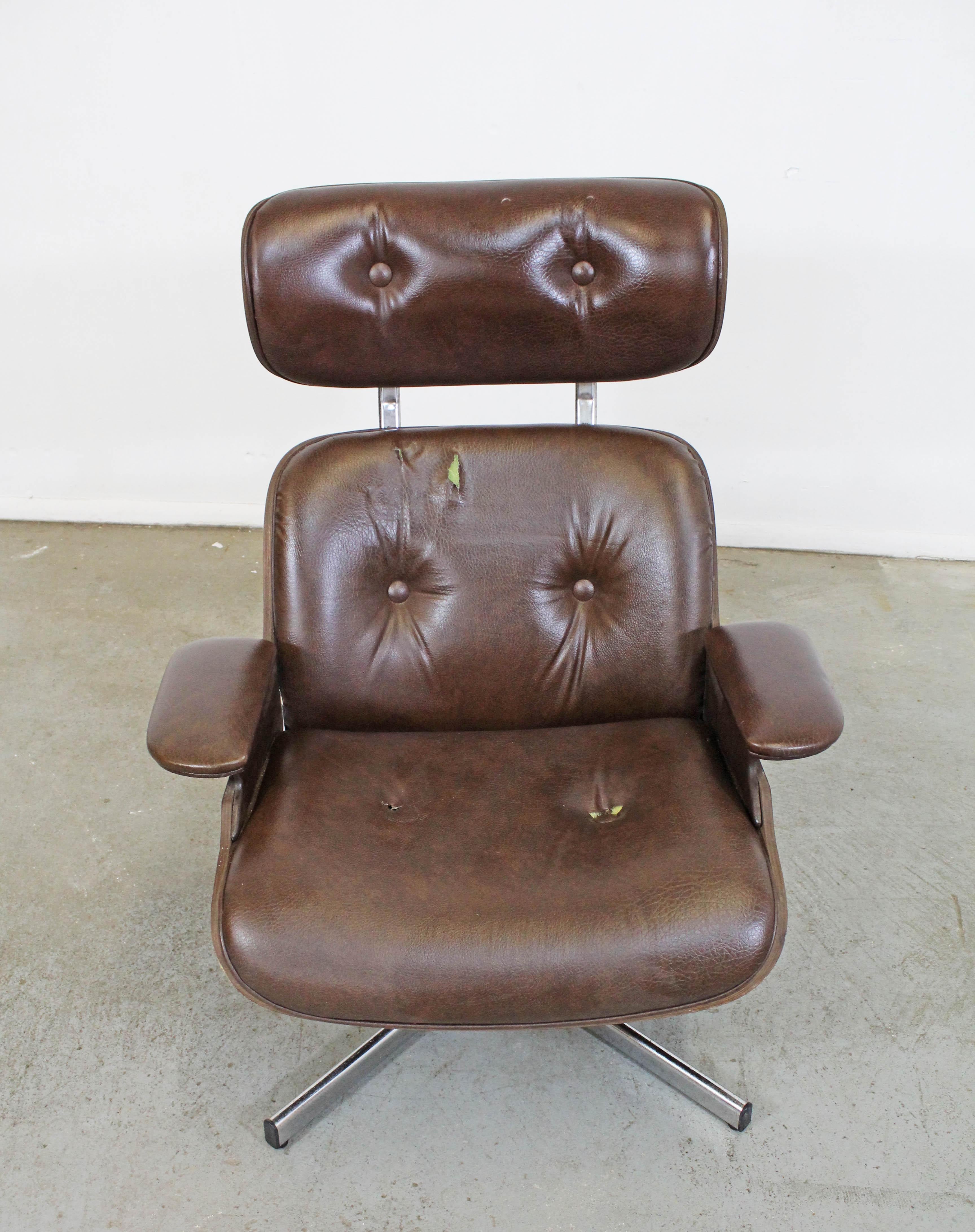 Mid-Century Modern George Mulhauser Plycraft Swivel Lounge Chair In Fair Condition In Wilmington, DE