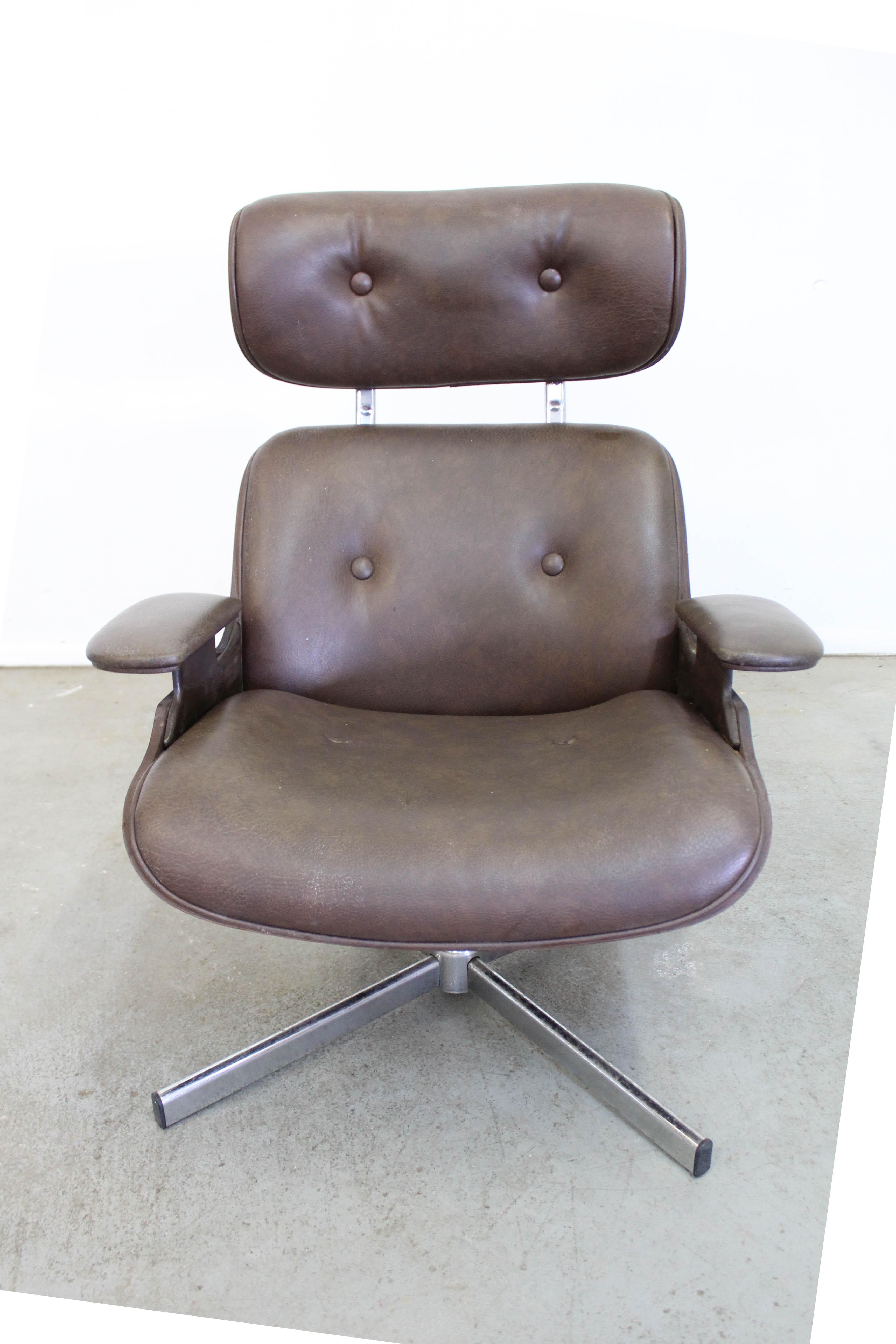 Mid-Century Modern George Mulhauser Plycraft Swivel Lounge Chair and Ottoman In Fair Condition In Wilmington, DE