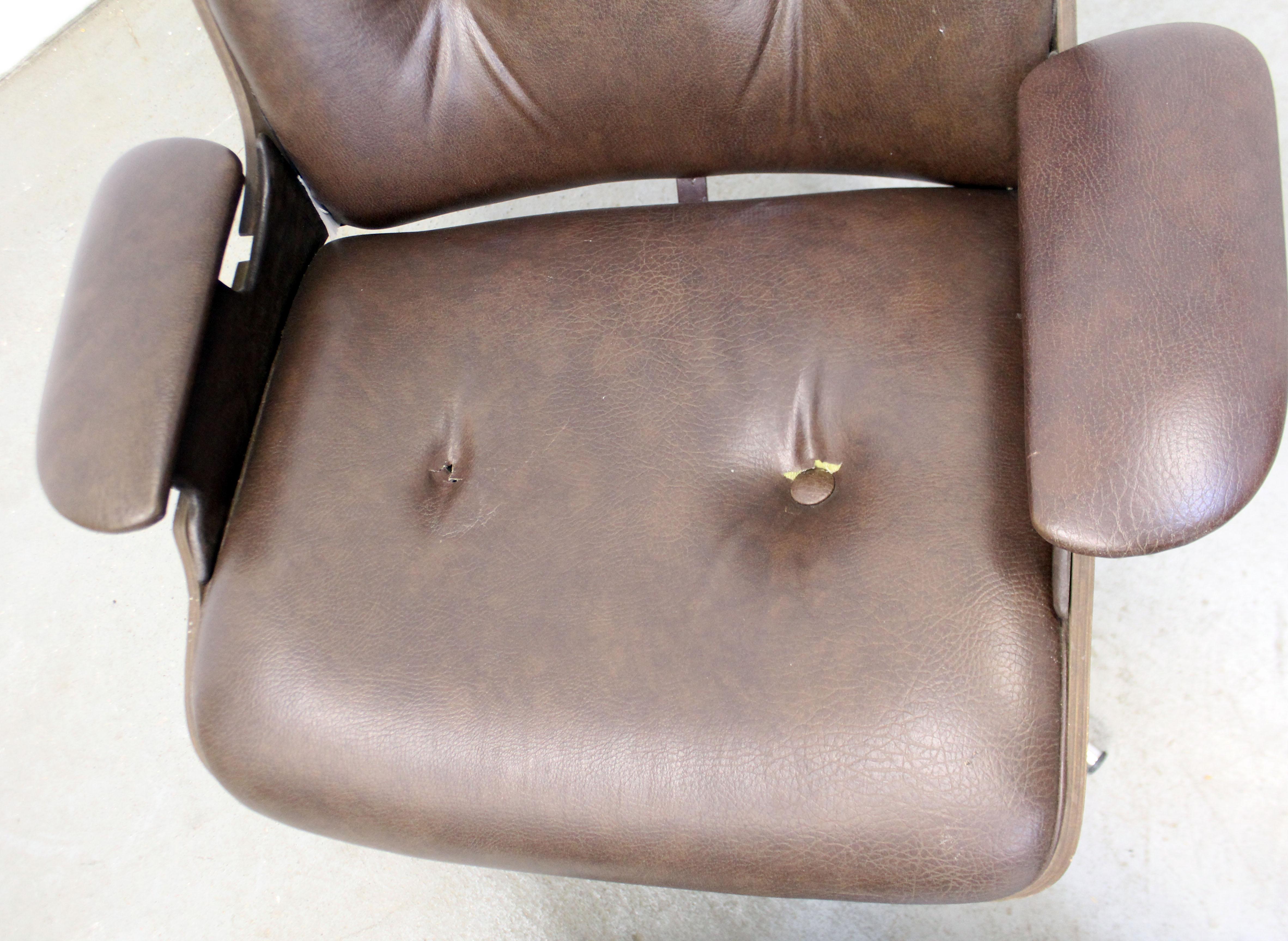 Mid-Century Modern George Mulhauser Plycraft Swivel Lounge Chair & Ottoman In Distressed Condition In Wilmington, DE