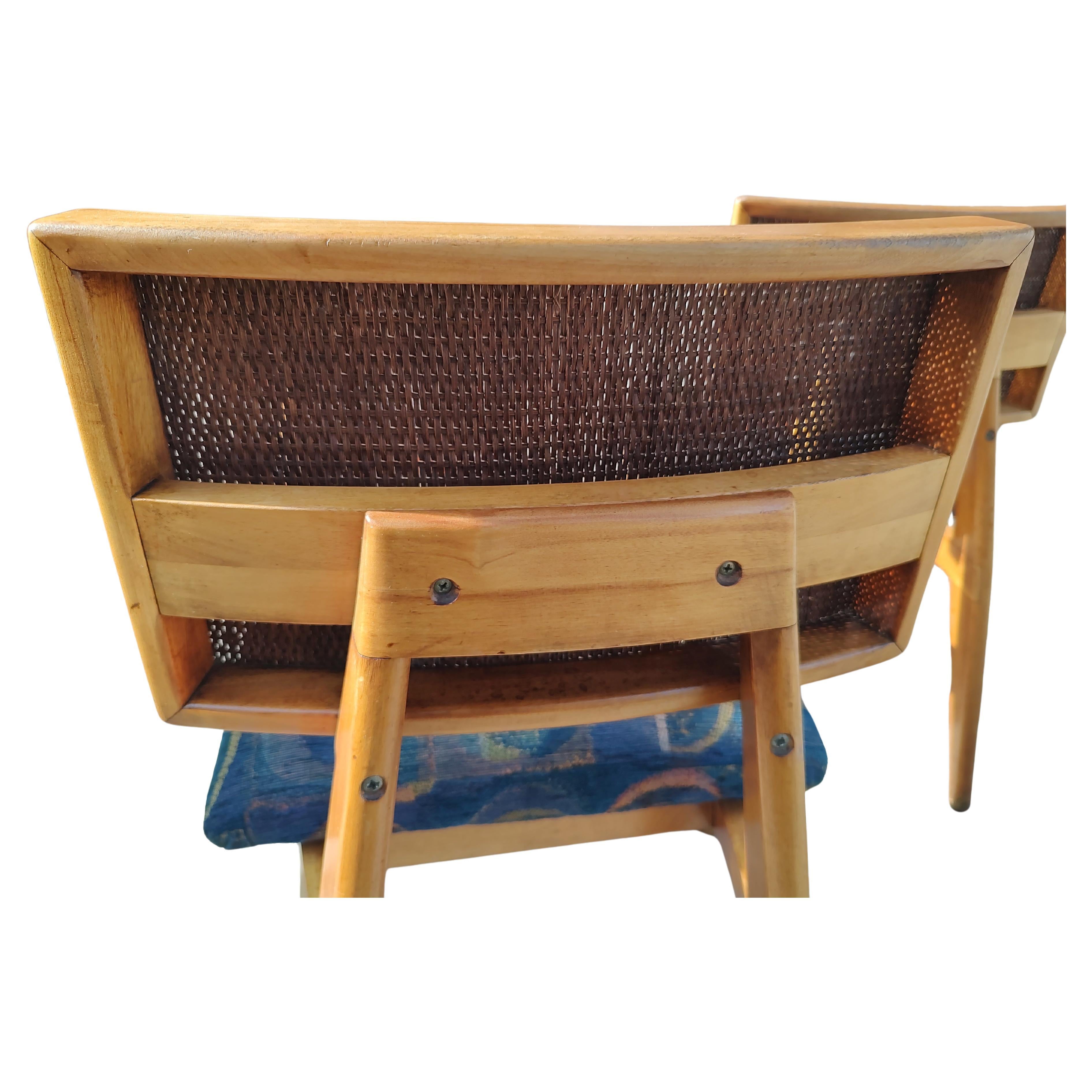 Fabuleux ensemble de 4 chaises de salle à manger en Beeche par George Nelson pour Herman Miller # 4669 avec dossiers cannelés et tissus d'époque pour les housses de sièges. En excellent état vintage avec une usure minimale. Ces chaises ont été