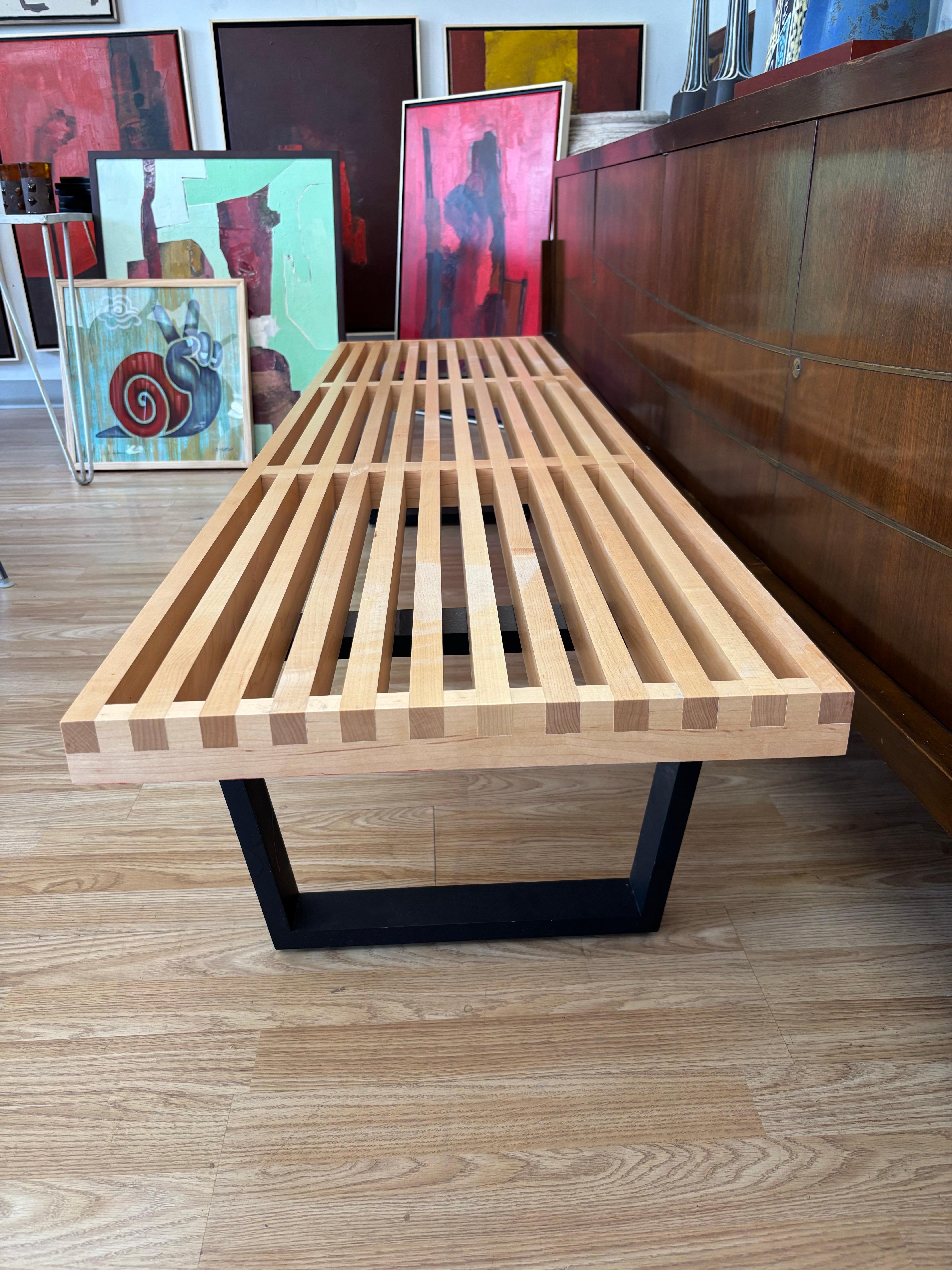 Banc à plate-forme en érable naturel du milieu du siècle dernier par George Nelson pour Herman Miller. Ce banc à plate-forme - dont le piètement est en bois abouté - reste aussi pertinent aujourd'hui qu'il l'était en 1946, lorsque George Nelson l'a