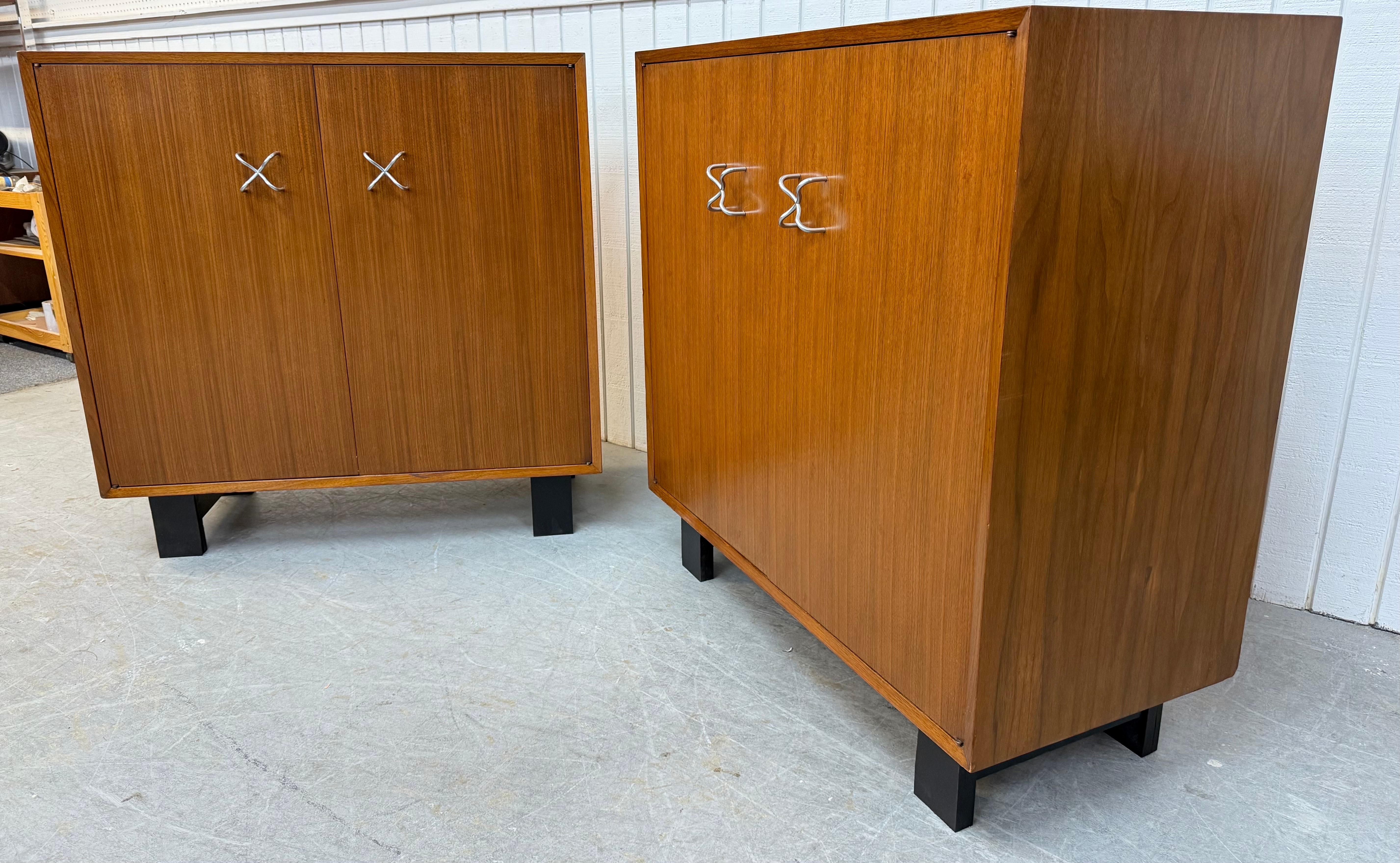 Mid-Century moderno Armadietti in noce di metà secolo George Nelson per Herman Miller - Set di 2 in vendita