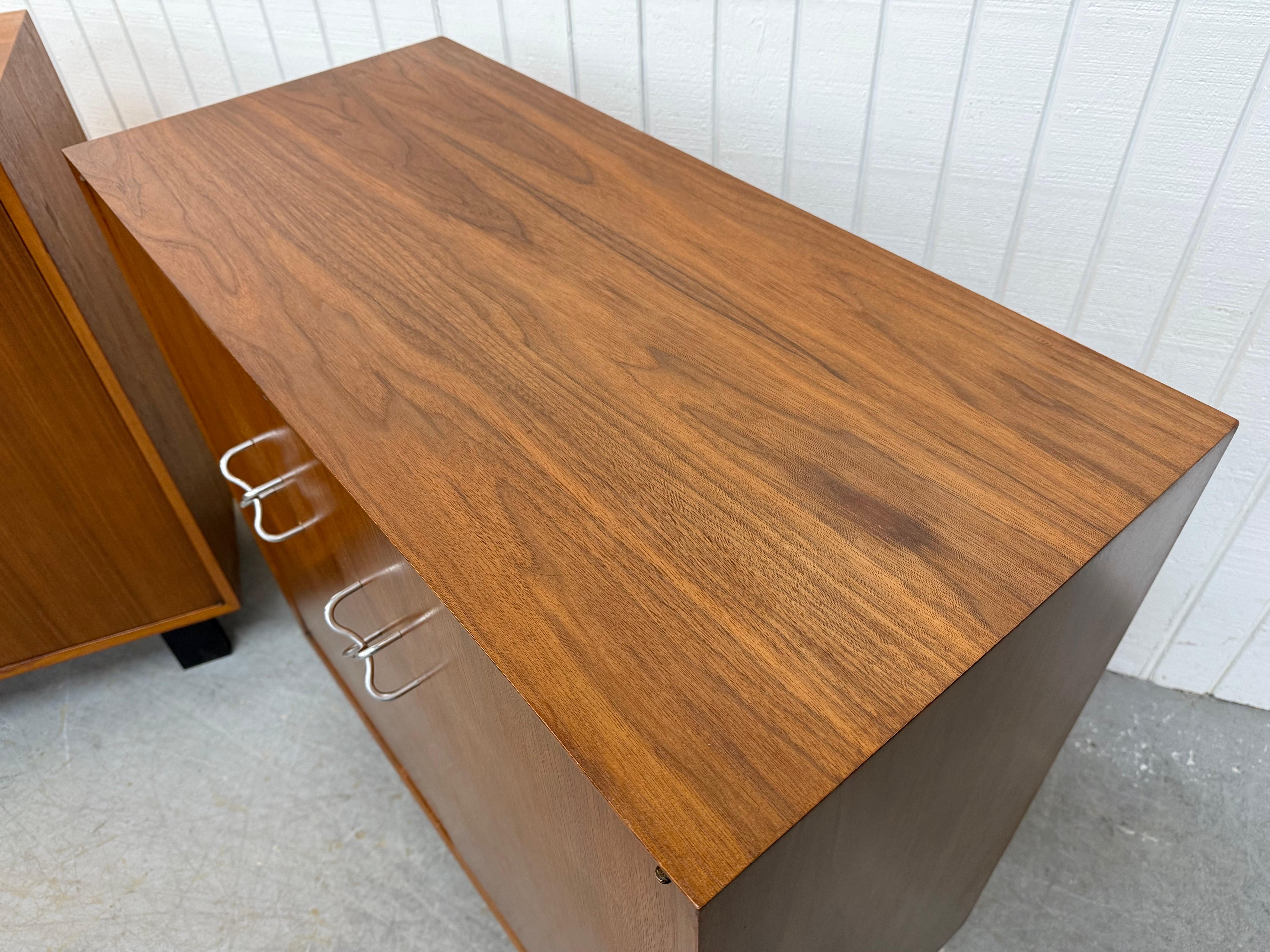 Armadietti in noce di metà secolo George Nelson per Herman Miller - Set di 2 In condizioni buone in vendita a Clarksboro, NJ