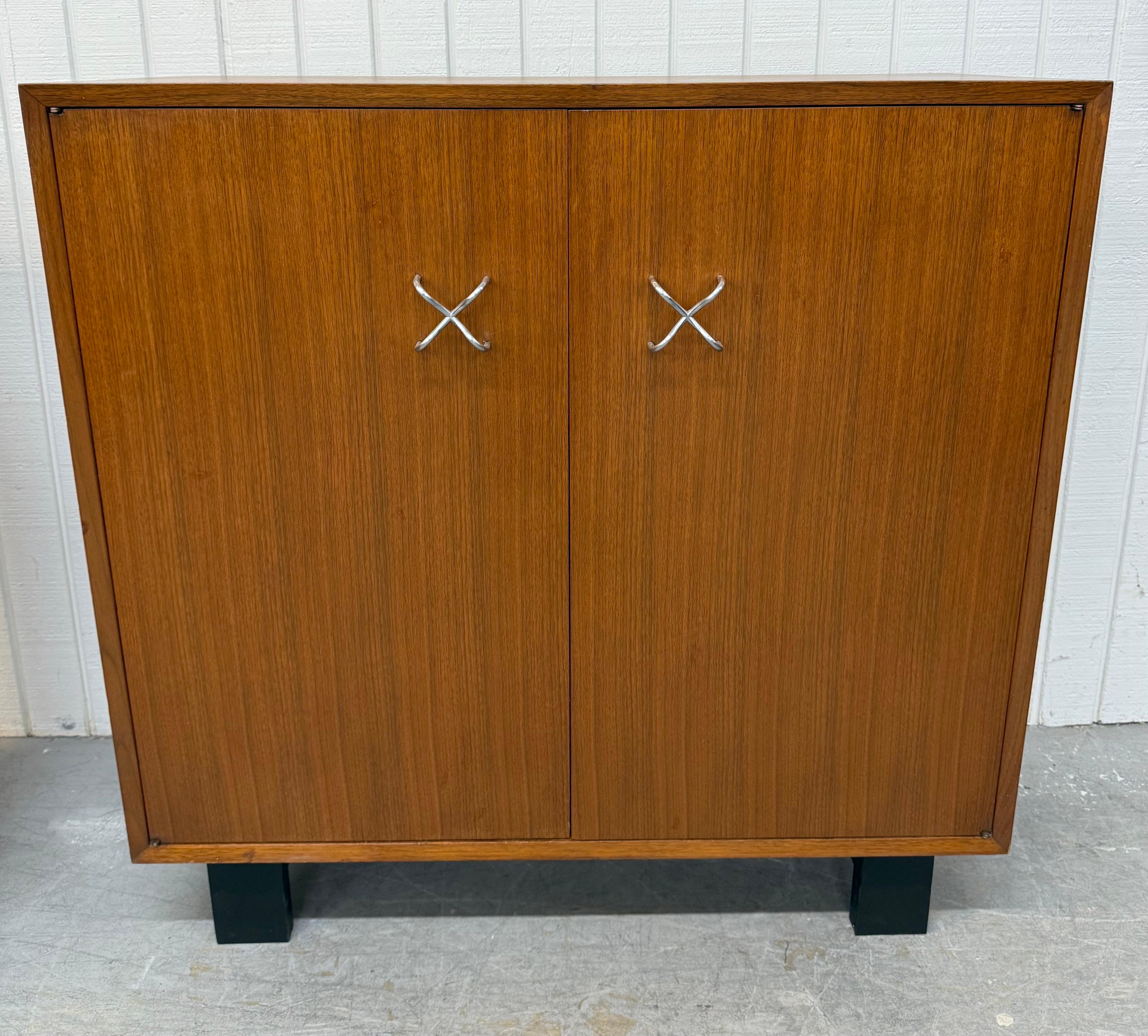 XX secolo Armadietti in noce di metà secolo George Nelson per Herman Miller - Set di 2 in vendita