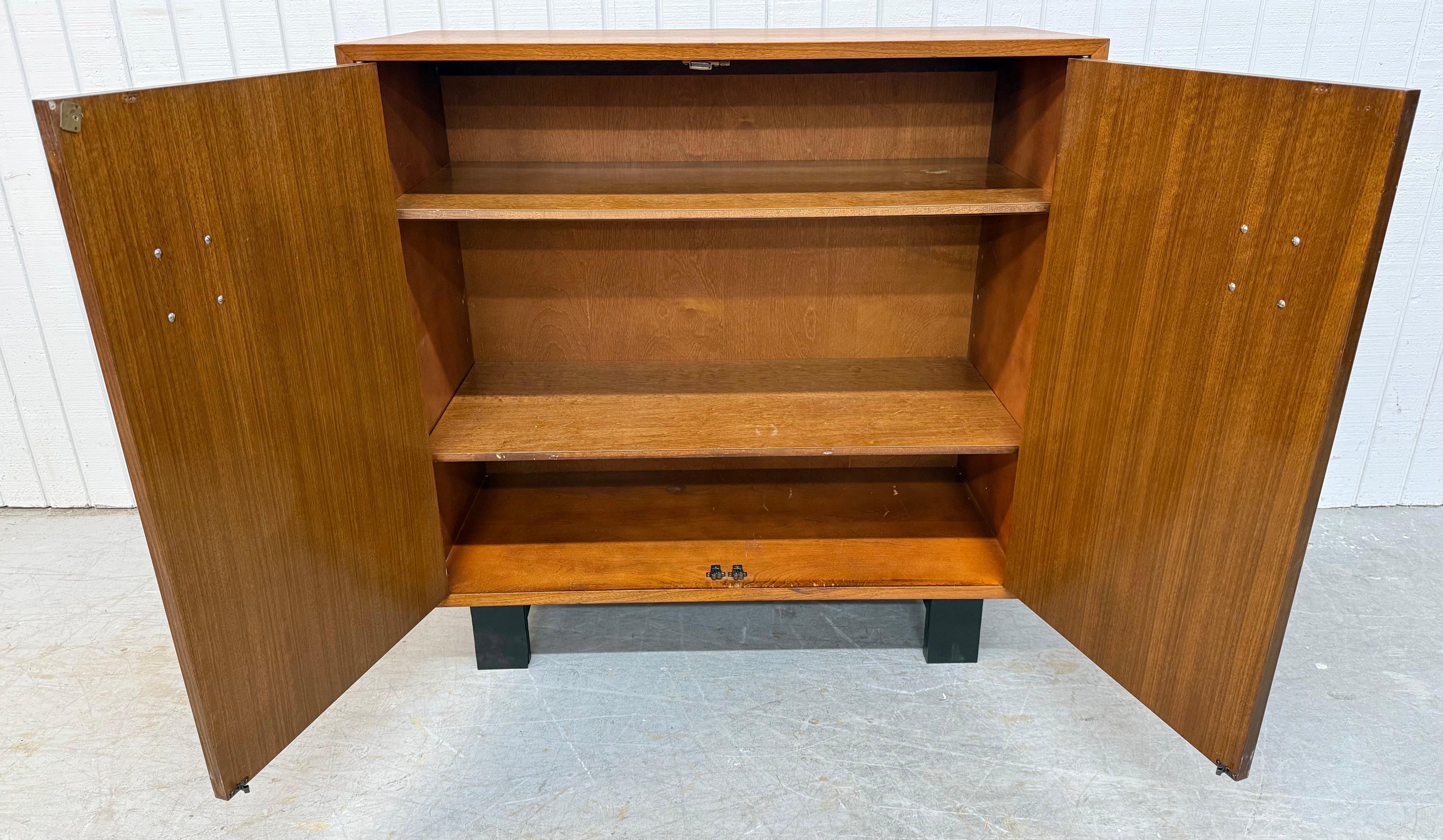 Armadietti in noce di metà secolo George Nelson per Herman Miller - Set di 2 in vendita 1
