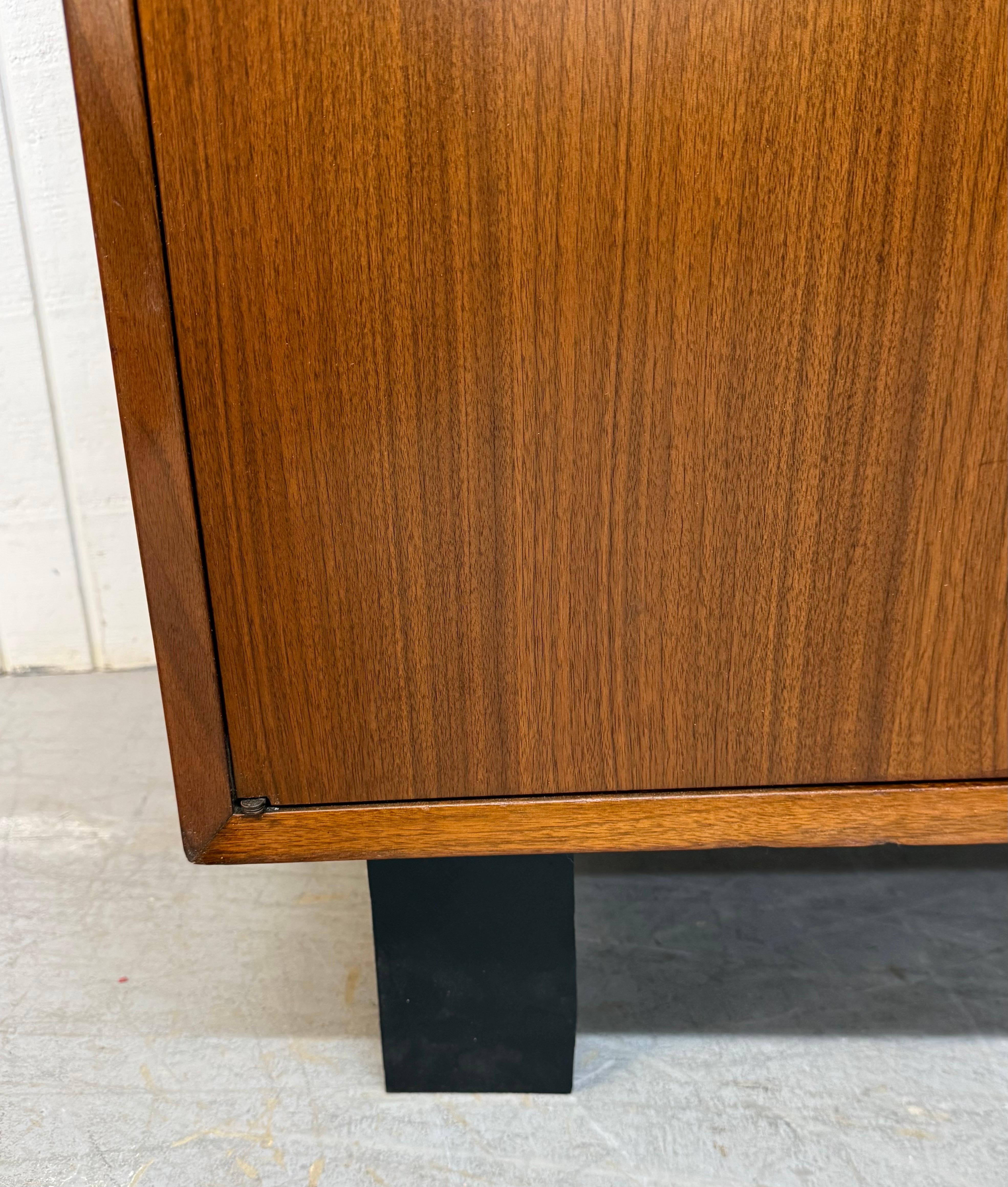 Armadietti in noce di metà secolo George Nelson per Herman Miller - Set di 2 in vendita 2