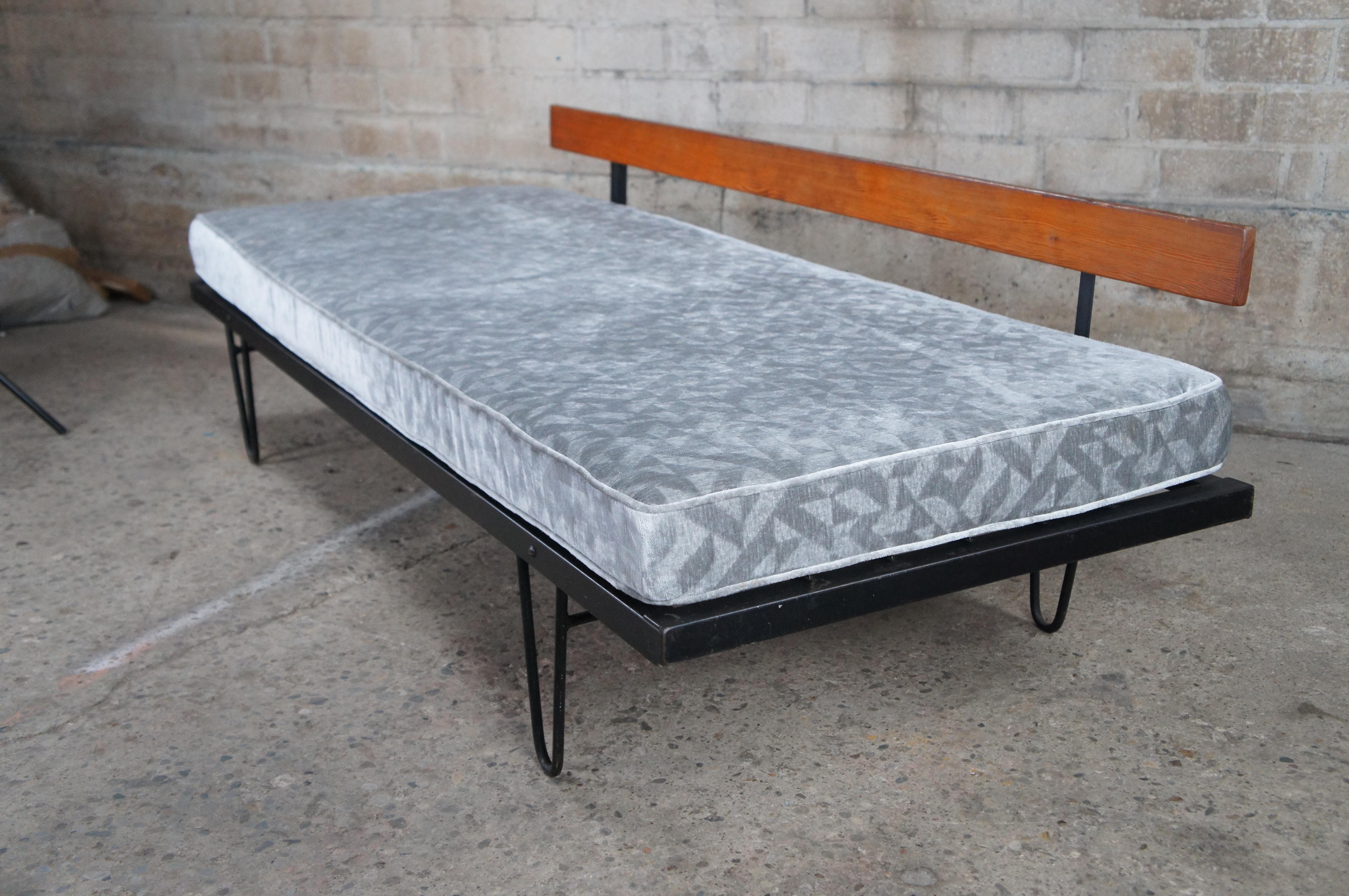 Mid Century Modern George Nelson Herman Miller Hairpin Leg Daybed Sofa Metal en venta