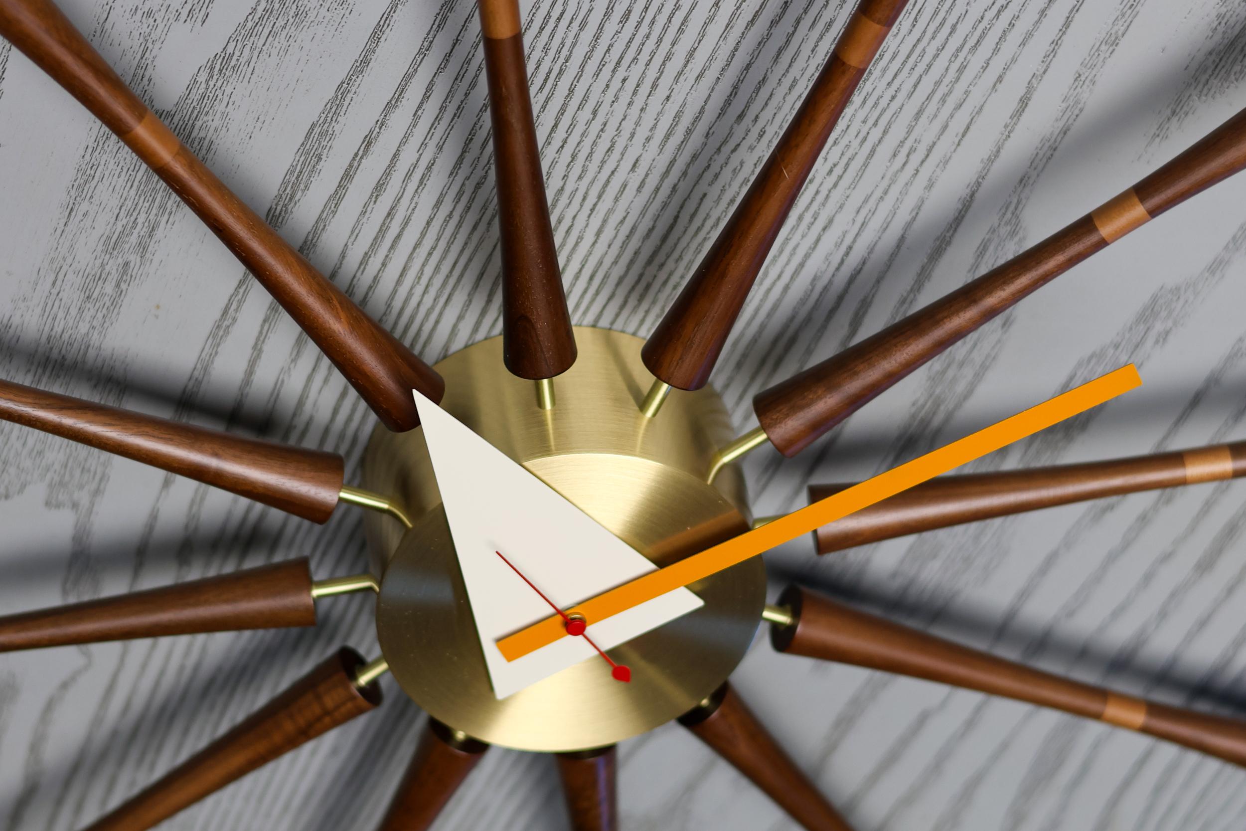 Beautiful Spindle Clock designed by George Nelson & Associates, and manufactured by Vitra.
In excellent working condition, working on an AA battery.

The George Nelson Spindle Clock is a classic example of mid-century modern design, created in the