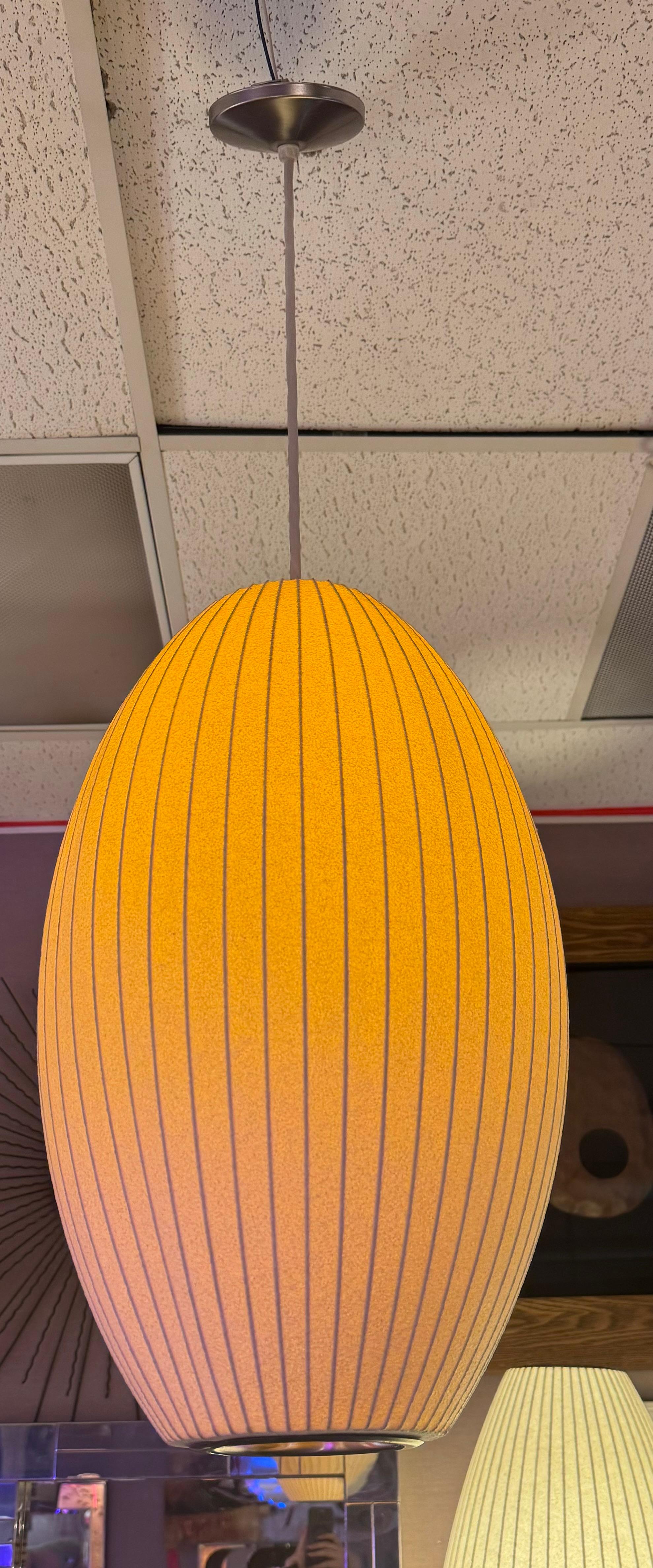 Lampada a bolle d'aria ovale atomica in stile George Nelson, metà del secolo scorso

George Nelson progettò le prime lampade a bolla nel 1947. Queste lampade, dalle forme semplici e scultoree, erano costruite con un'innovativa plastica tesa che