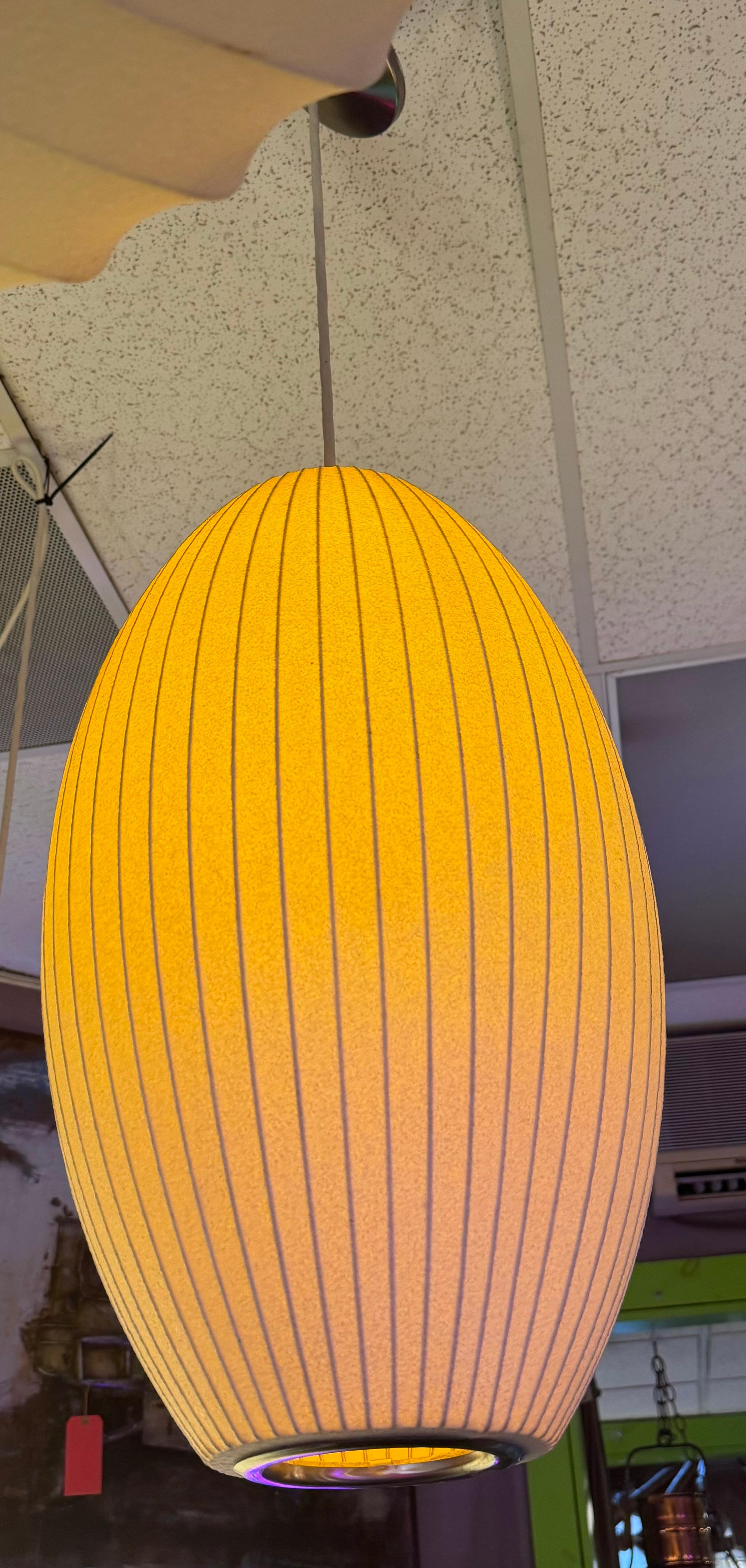 Lampada a bolle d'aria ovale atomica in stile George Nelson, metà del secolo scorso In condizioni buone in vendita a Chicago, IL