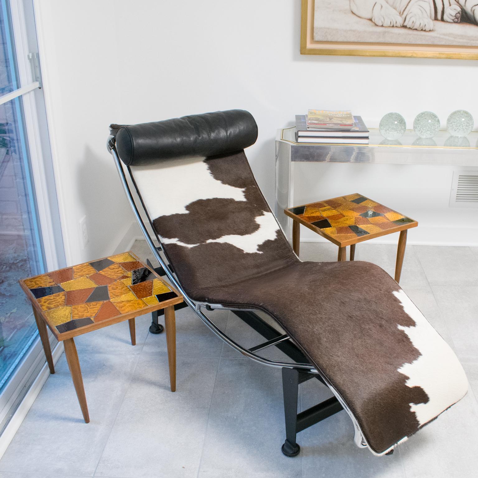 Ein Trio von Couchtischen, Beistelltischen oder Akzenttischen, entworfen von Georges Briard. Modernistische Tische aus Glasmosaik und Nussbaumholz mit schlanken, konischen Beinen aus der Mitte des Jahrhunderts. Die Tischplatte besteht aus