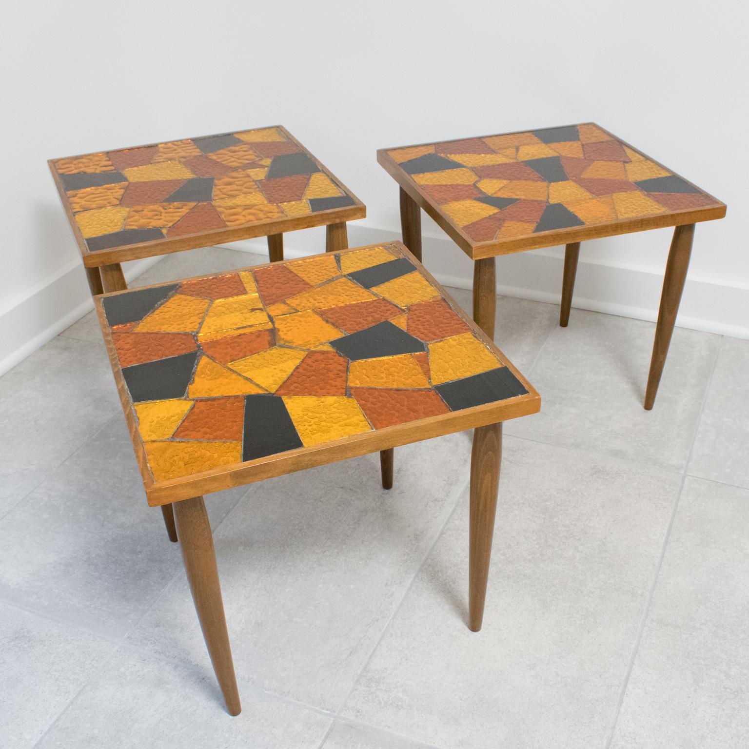 Mid-Century Modern Georges Briard Mosaik Glas und Holz Beistelltische, 3 Stück im Angebot 14