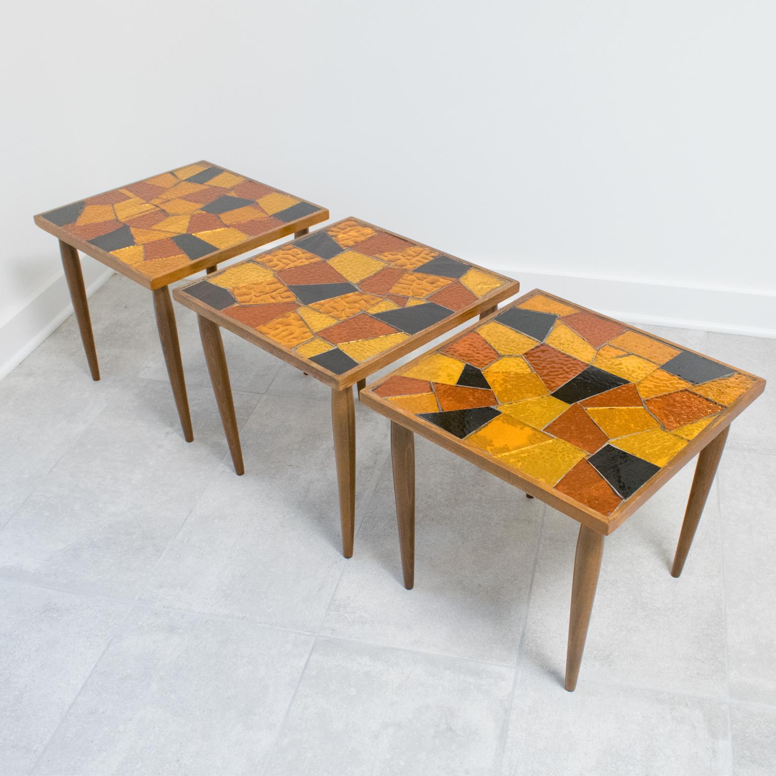 Mid-Century Modern Georges Briard Mosaik Glas und Holz Beistelltische, 3 Stück (amerikanisch) im Angebot