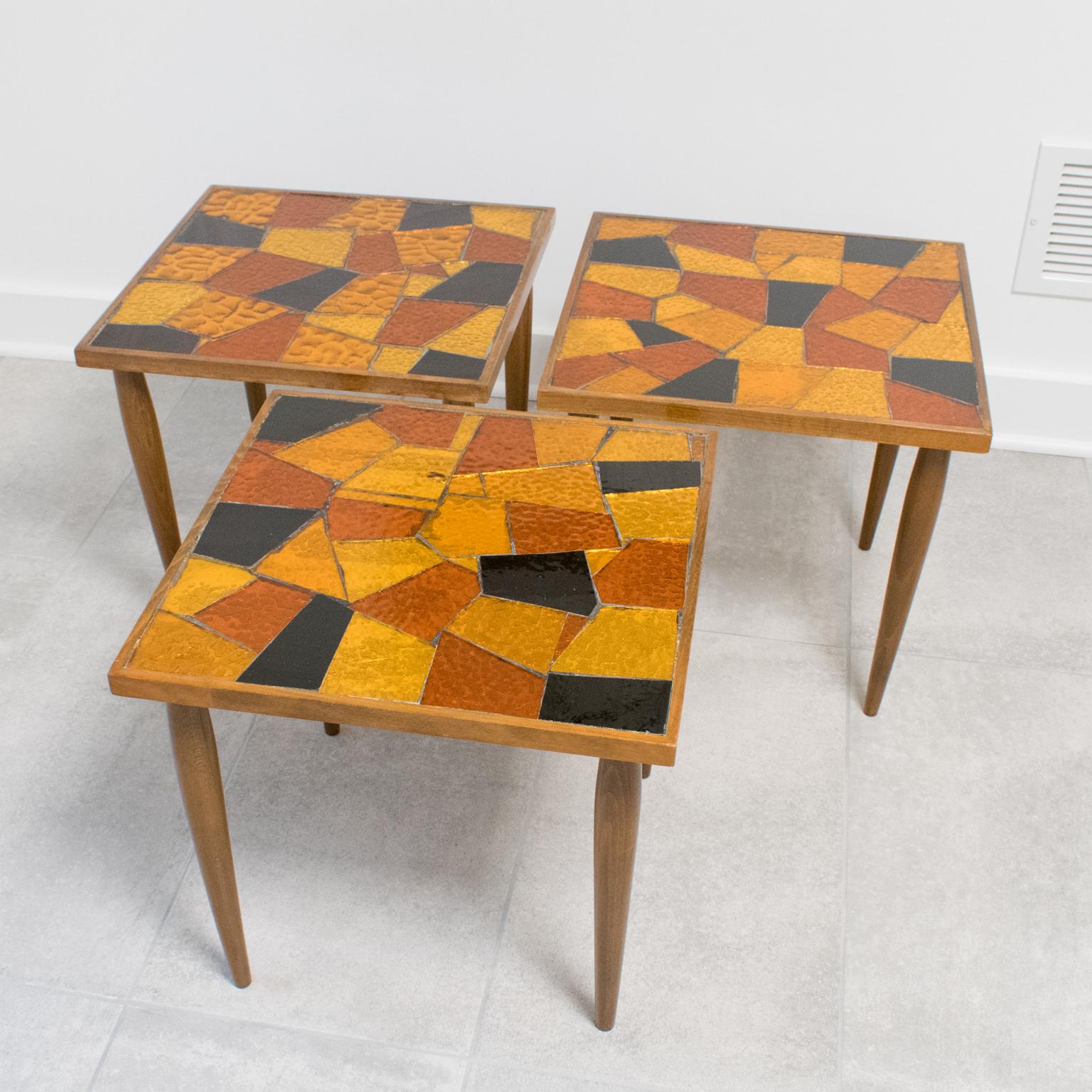 Mid-Century Modern Georges Briard Mosaik Glas und Holz Beistelltische, 3 Stück im Zustand „Gut“ im Angebot in Atlanta, GA
