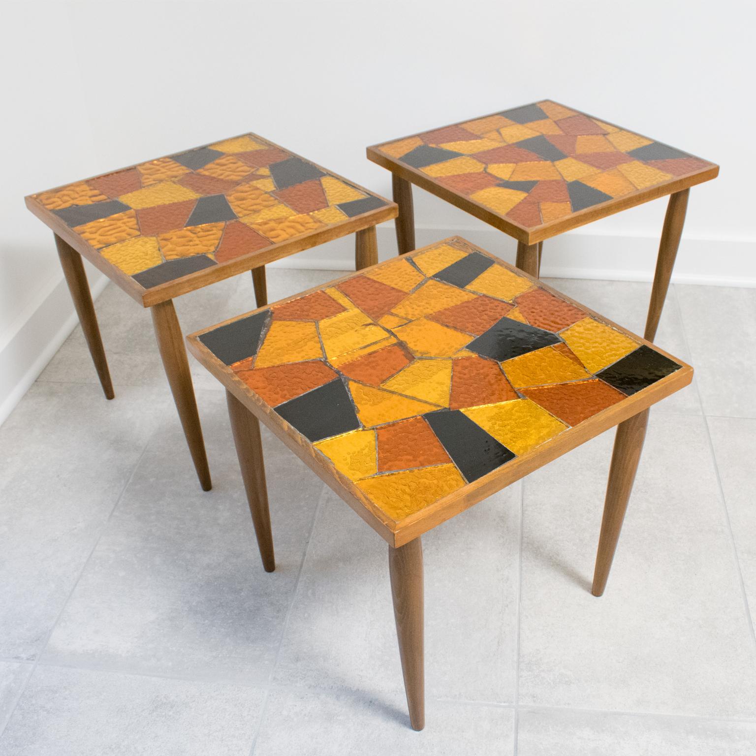 Mid-Century Modern Georges Briard Mosaik Glas und Holz Beistelltische, 3 Stück (20. Jahrhundert) im Angebot