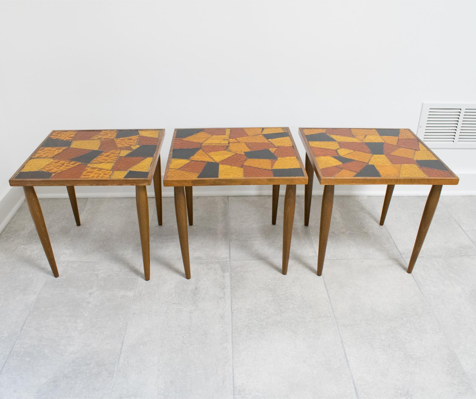 Mid-Century Modern Georges Briard Mosaik Glas und Holz Beistelltische, 3 Stück im Angebot 1