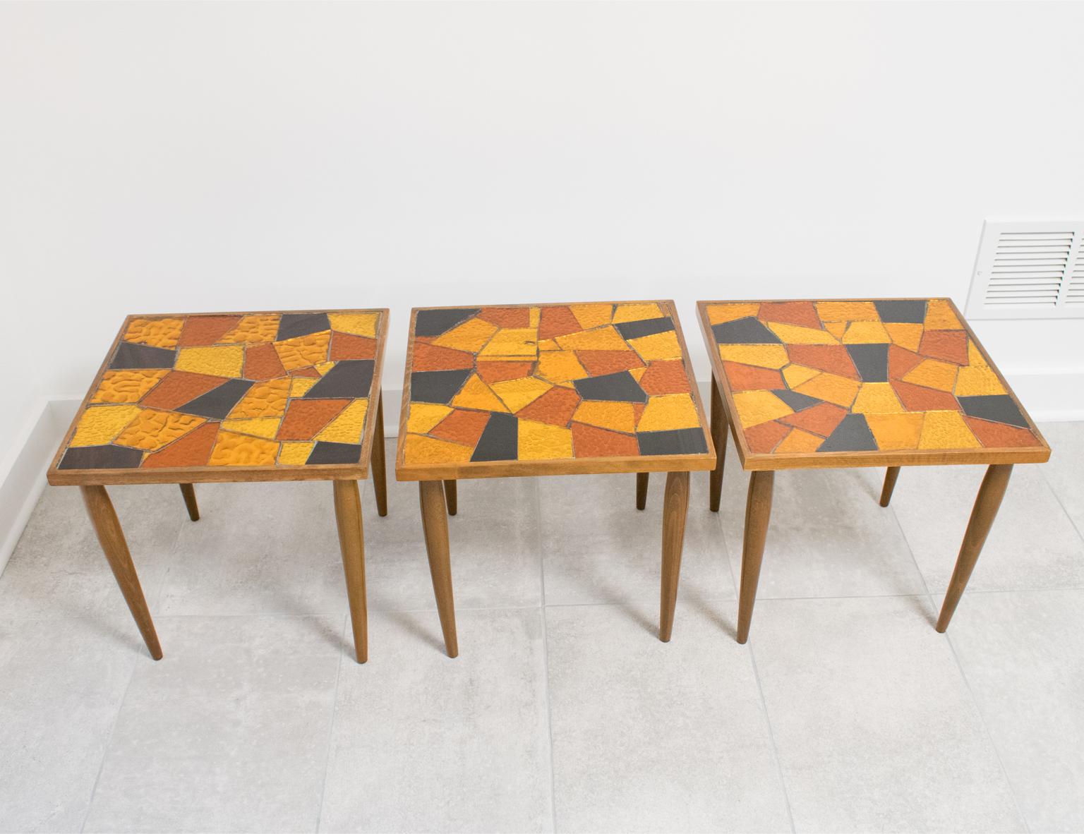 Mid-Century Modern Georges Briard Mosaik Glas und Holz Beistelltische, 3 Stück im Angebot 3