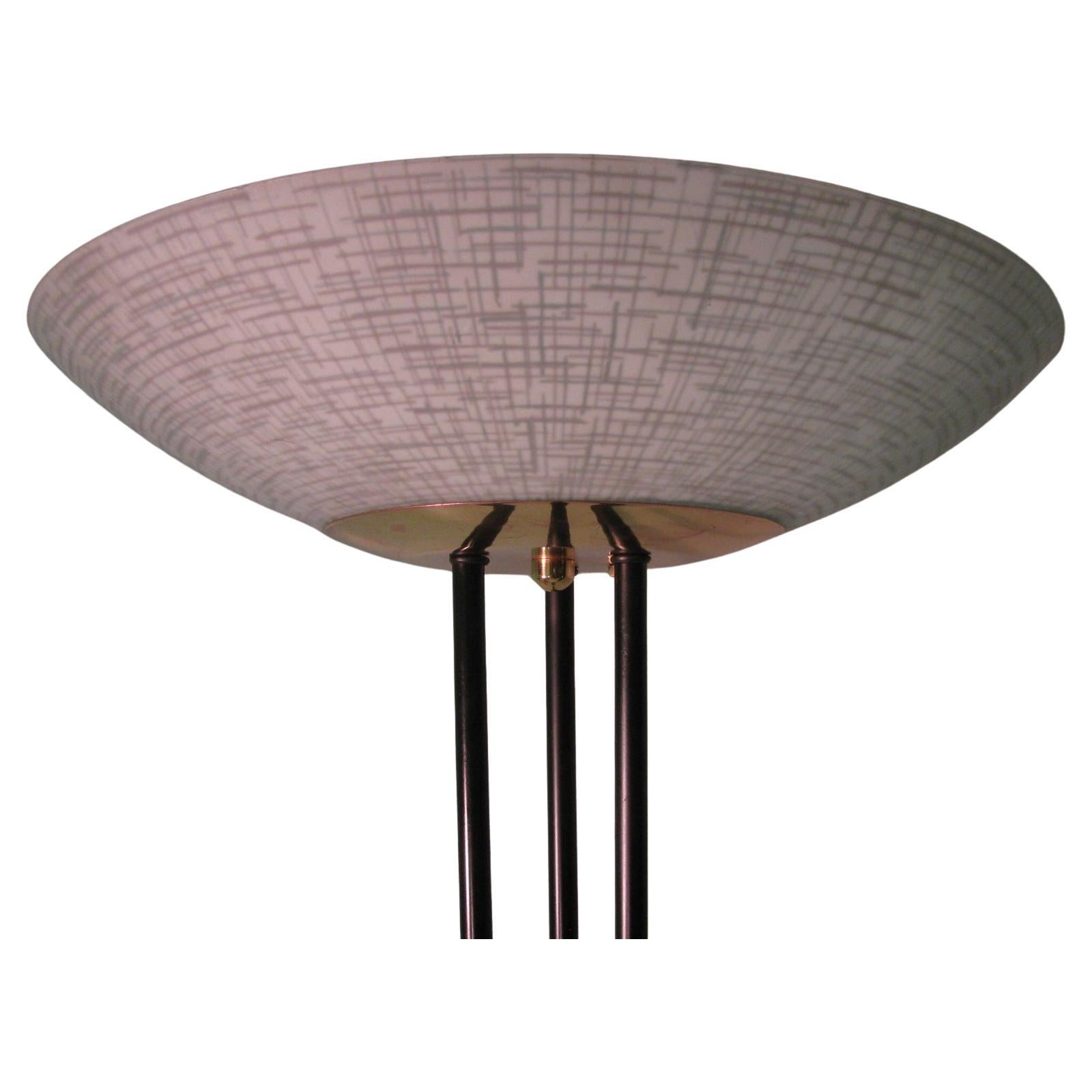 Fabulosa y preciosa lámpara de pie tipo antorcha de Gerald Thuston para Lightolier. El plato de cristal descansa sobre una placa de latón sostenida por tres varillas que están unidas a la base. La base tiene un diámetro de 14 pulg. La lámpara ha