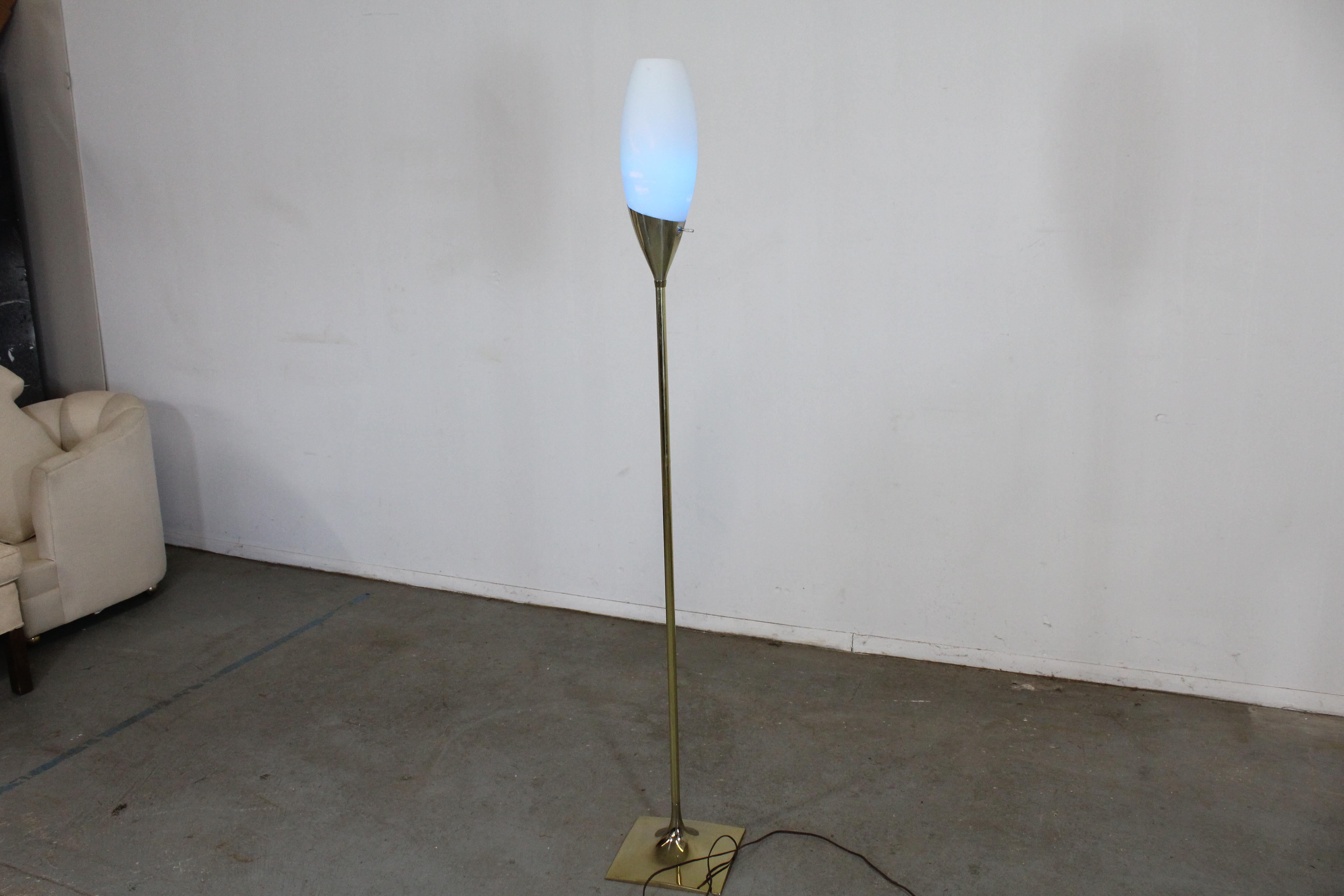 Mid-Century Modern Gerald Thurston Tulip floor lamp.

Offered is a beautiful Mid-Century Modern vintage floor lamp. The lamp is made of brass. It is in good vintage condition, has been tested and works. The blue bulb has damage on its filaments