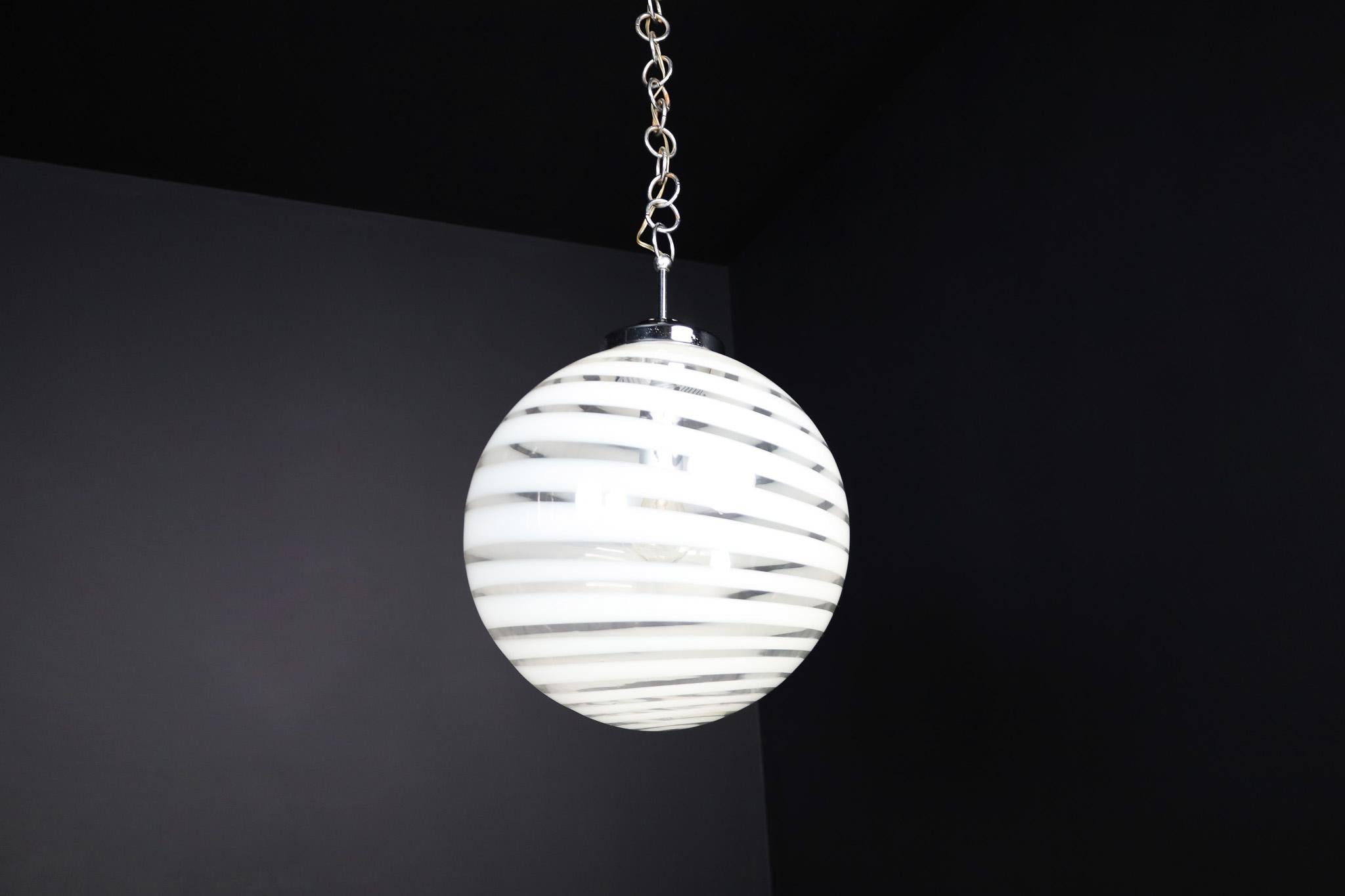 Deutsche Mid-Century-Modern-Pendelleuchte aus Kunstglas, 1960er Jahre

Diese atemberaubende Mid-Century Modern Pendelleuchte aus Deutschland stammt aus den 1960er Jahren. Sie besteht aus einer wunderschön gearbeiteten Kunstglaskugel mit eleganten
