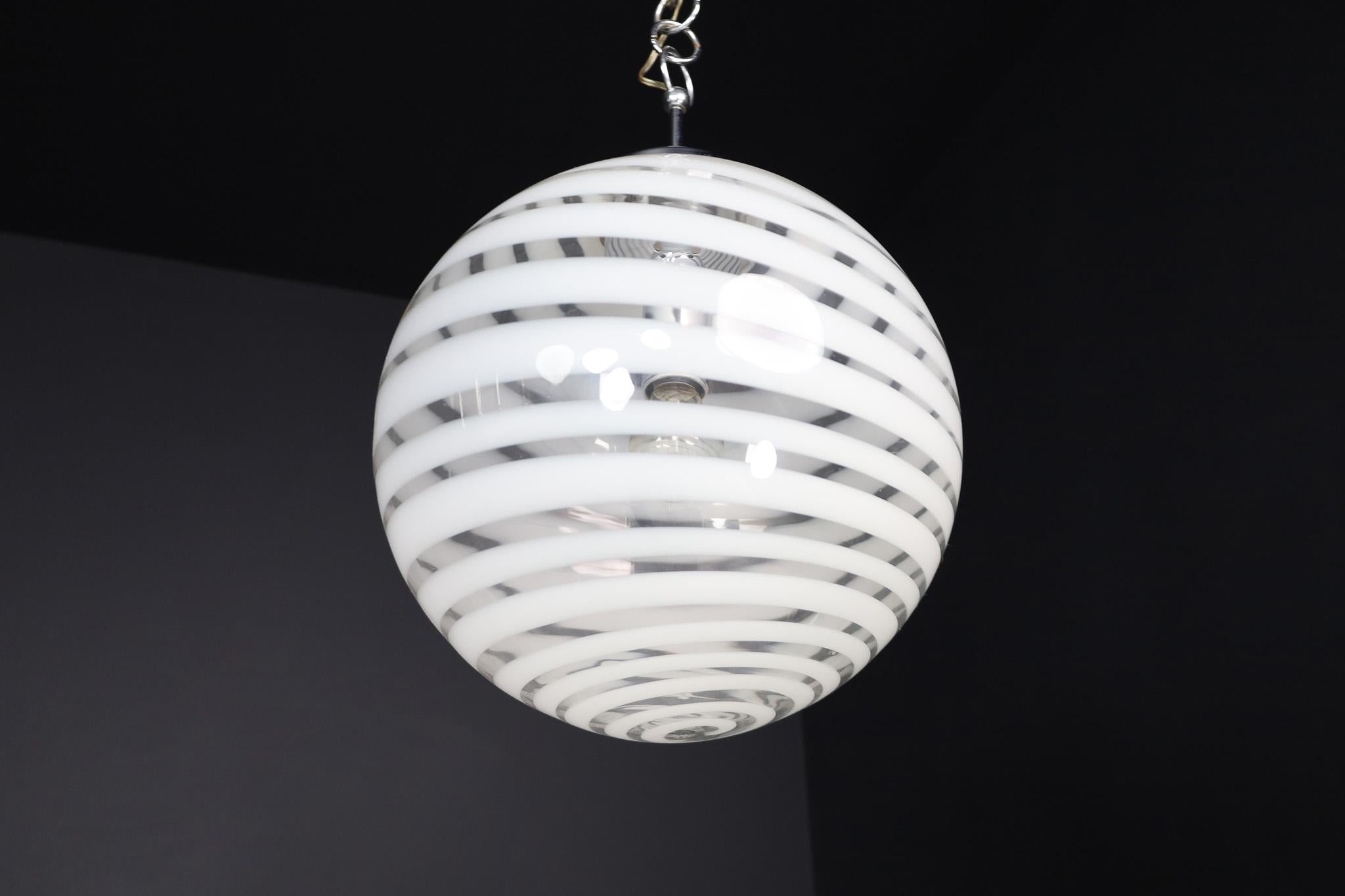 Deutsche Mid-Century-Modern-Pendelleuchte aus Kunstglas, 1960er Jahre (Moderne der Mitte des Jahrhunderts) im Angebot