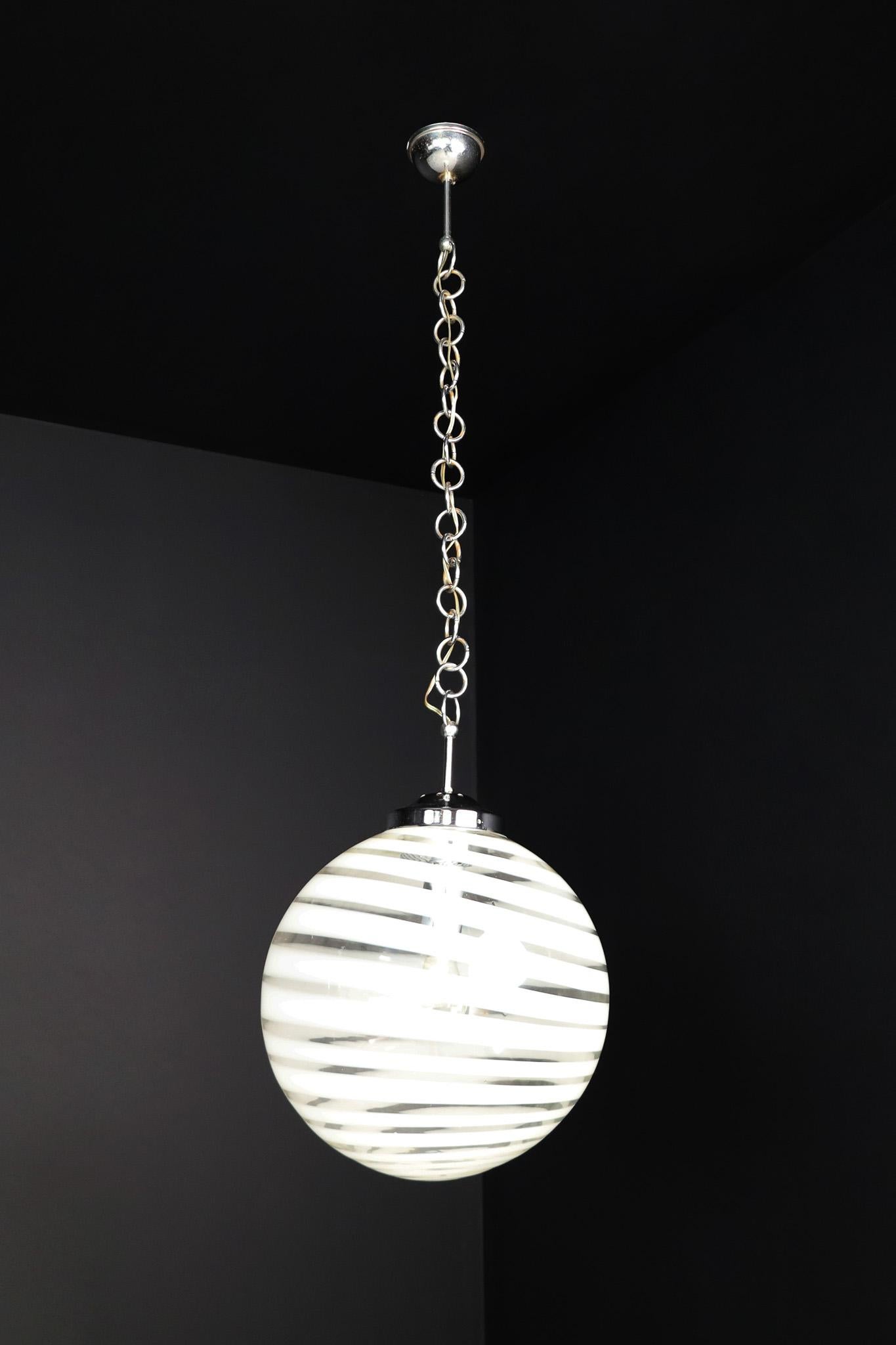 Deutsche Mid-Century-Modern-Pendelleuchte aus Kunstglas, 1960er Jahre im Zustand „Gut“ im Angebot in Almelo, NL