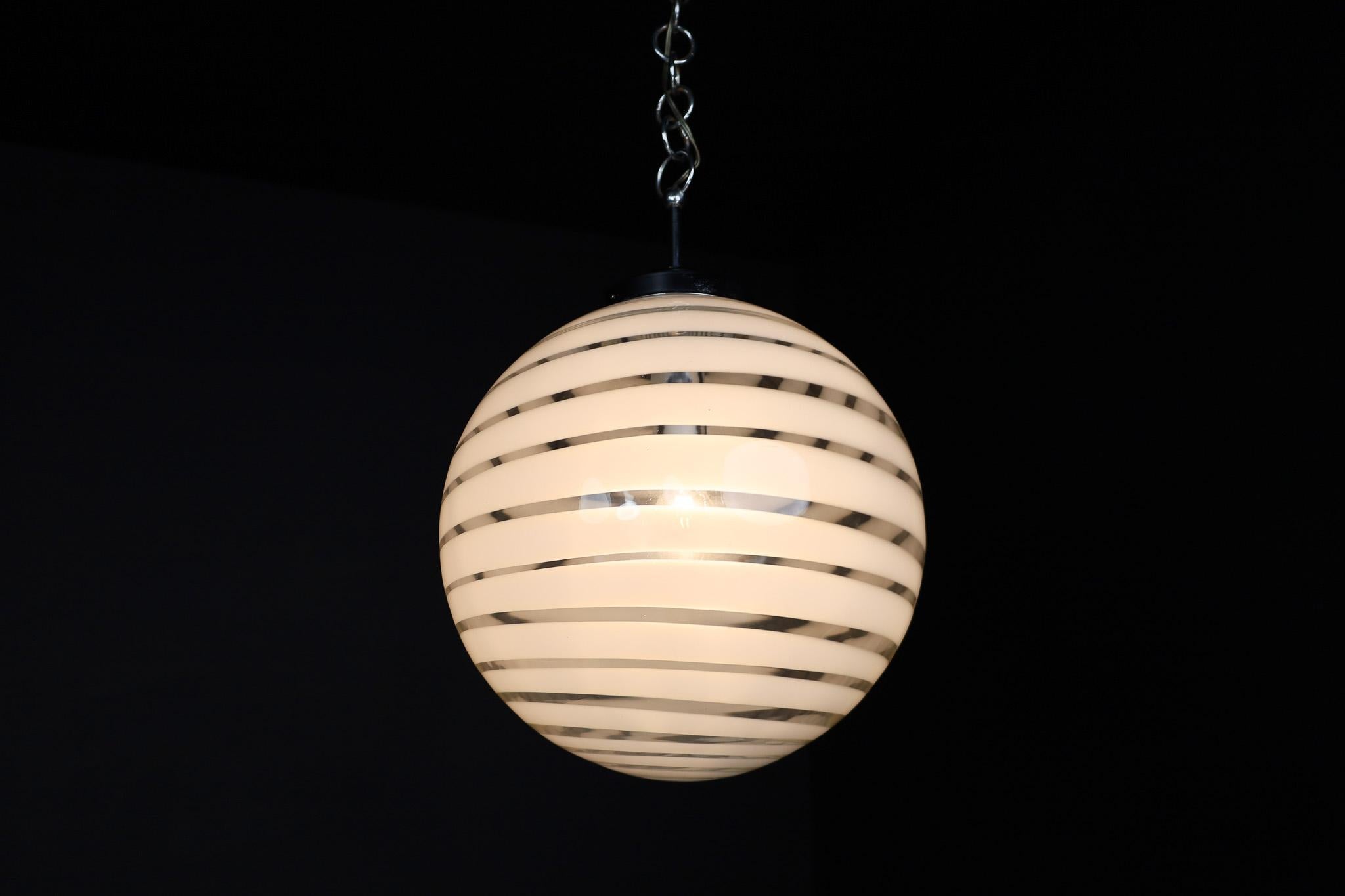 Deutsche Mid-Century-Modern-Pendelleuchte aus Kunstglas, 1960er Jahre (Mitte des 20. Jahrhunderts) im Angebot