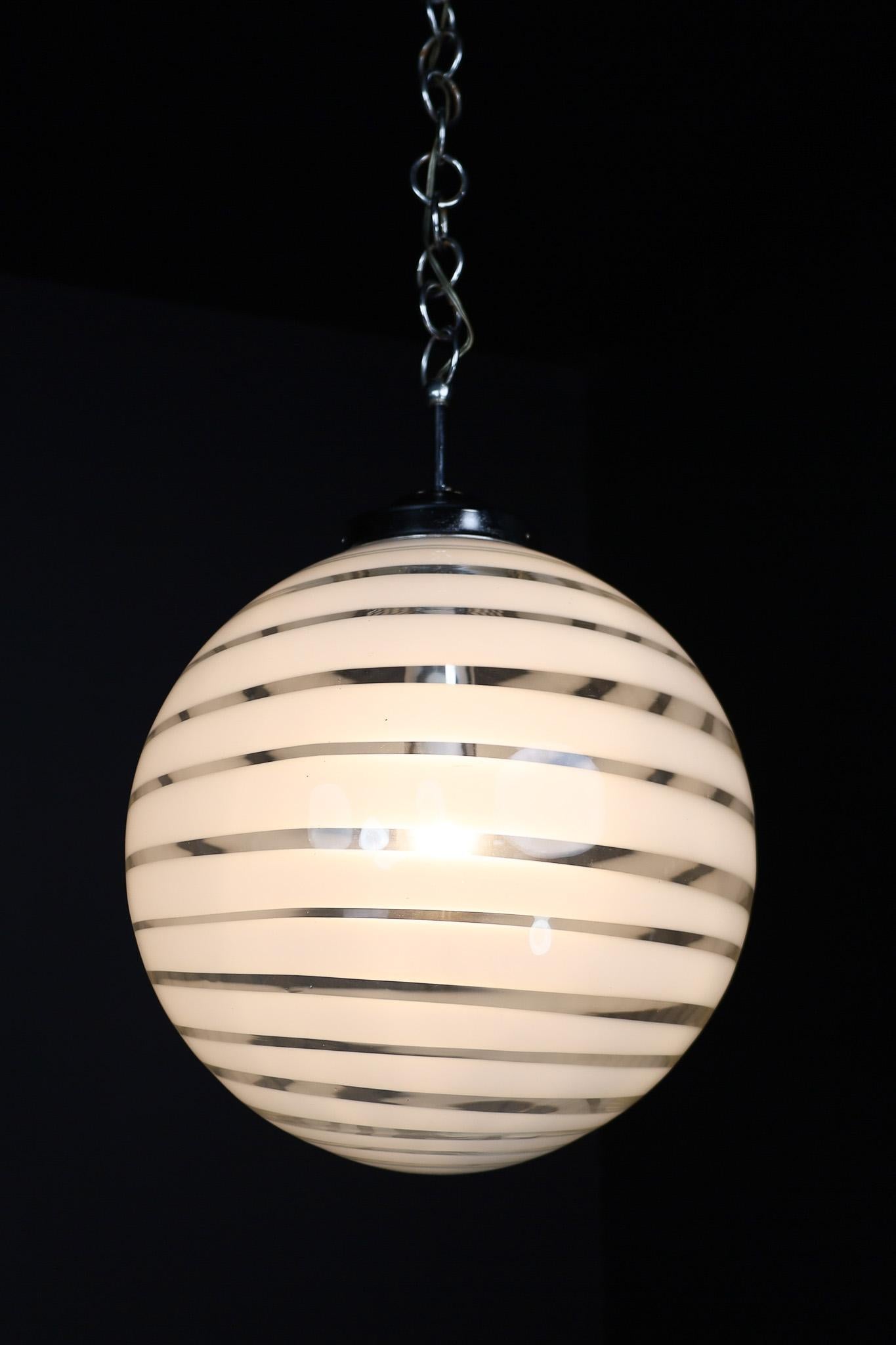 Deutsche Mid-Century-Modern-Pendelleuchte aus Kunstglas, 1960er Jahre (Glaskunst) im Angebot