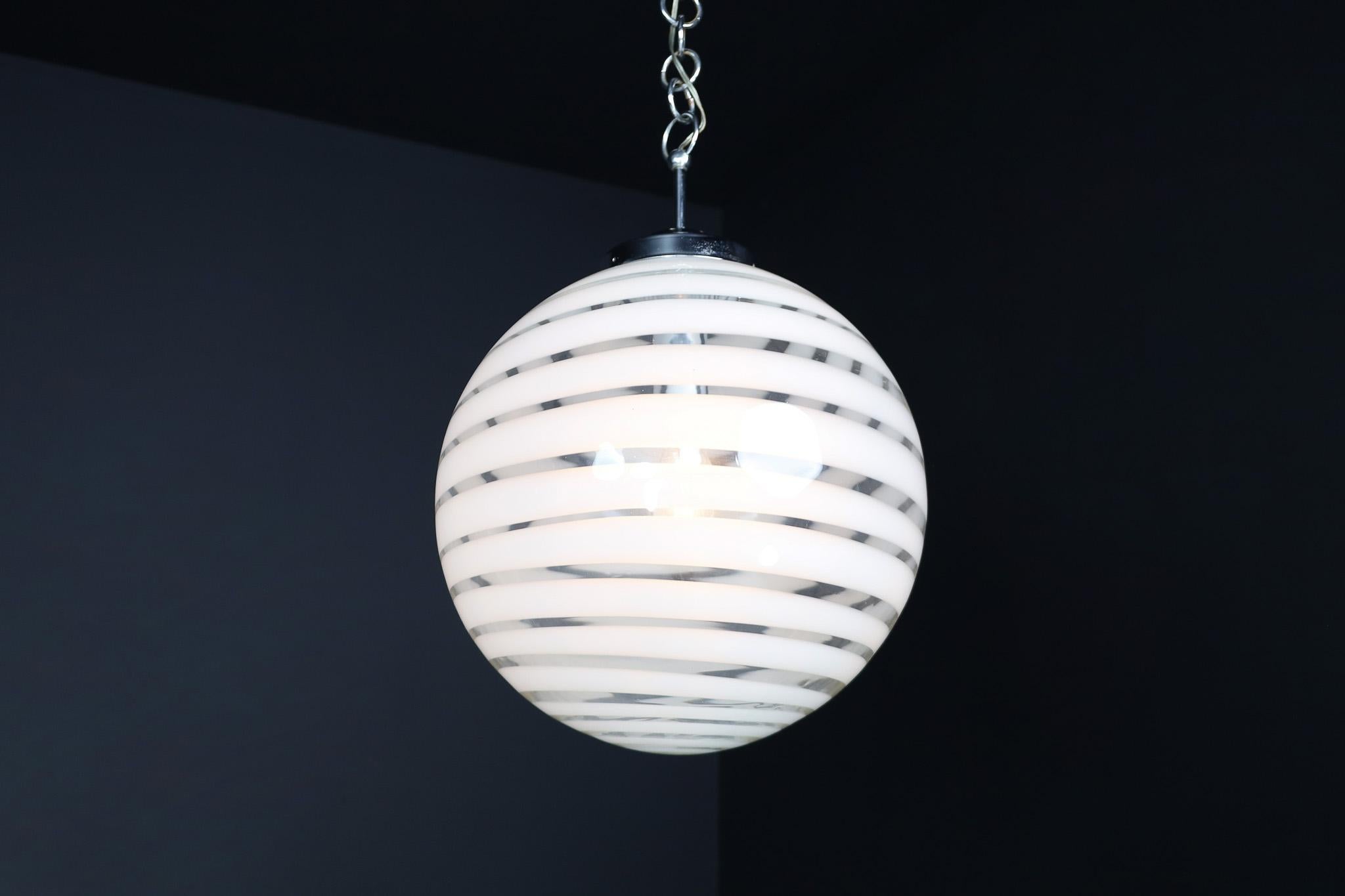 Deutsche Mid-Century-Modern-Pendelleuchte aus Kunstglas, 1960er Jahre im Angebot 1