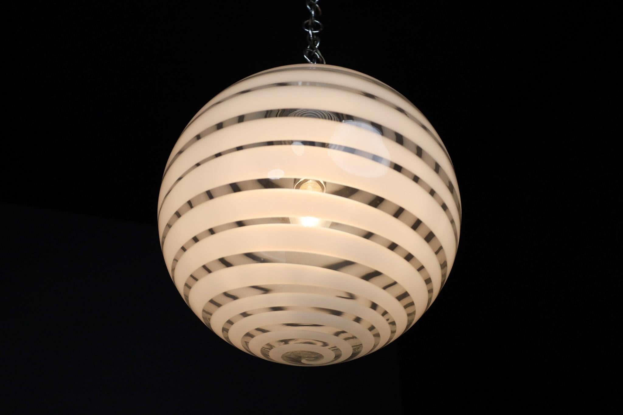 Deutsche Mid-Century-Modern-Pendelleuchte aus Kunstglas, 1960er Jahre im Angebot 2