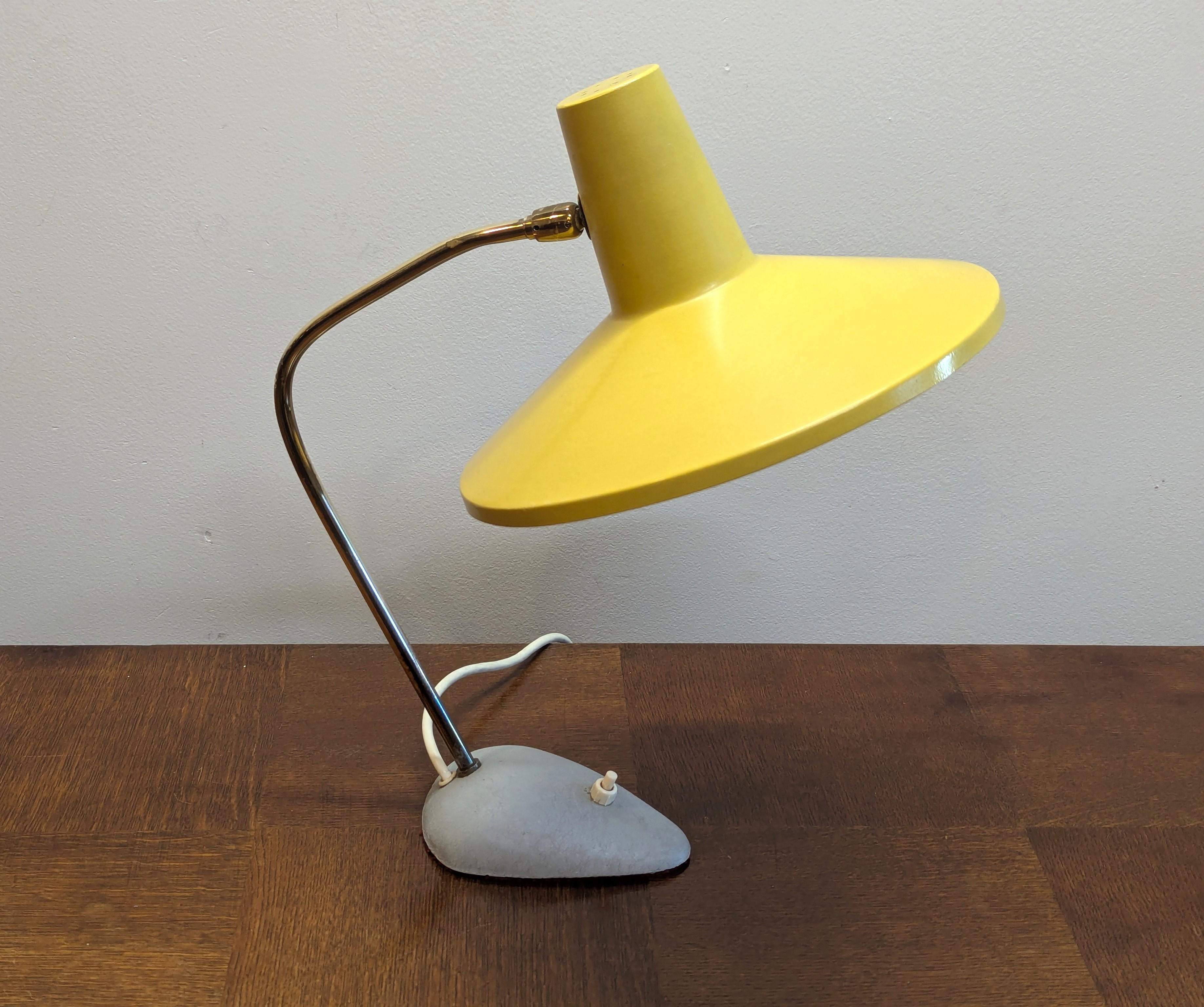 Rara lámpara de mesa articulada alemana de mediados del siglo XX atribuida a SIS Leuchten.   Pantalla articulada de aluminio (a veces denominada forma de sombrero de bruja) sobre brazo angulado de latón con una rara base de triángulo escaleno.   La