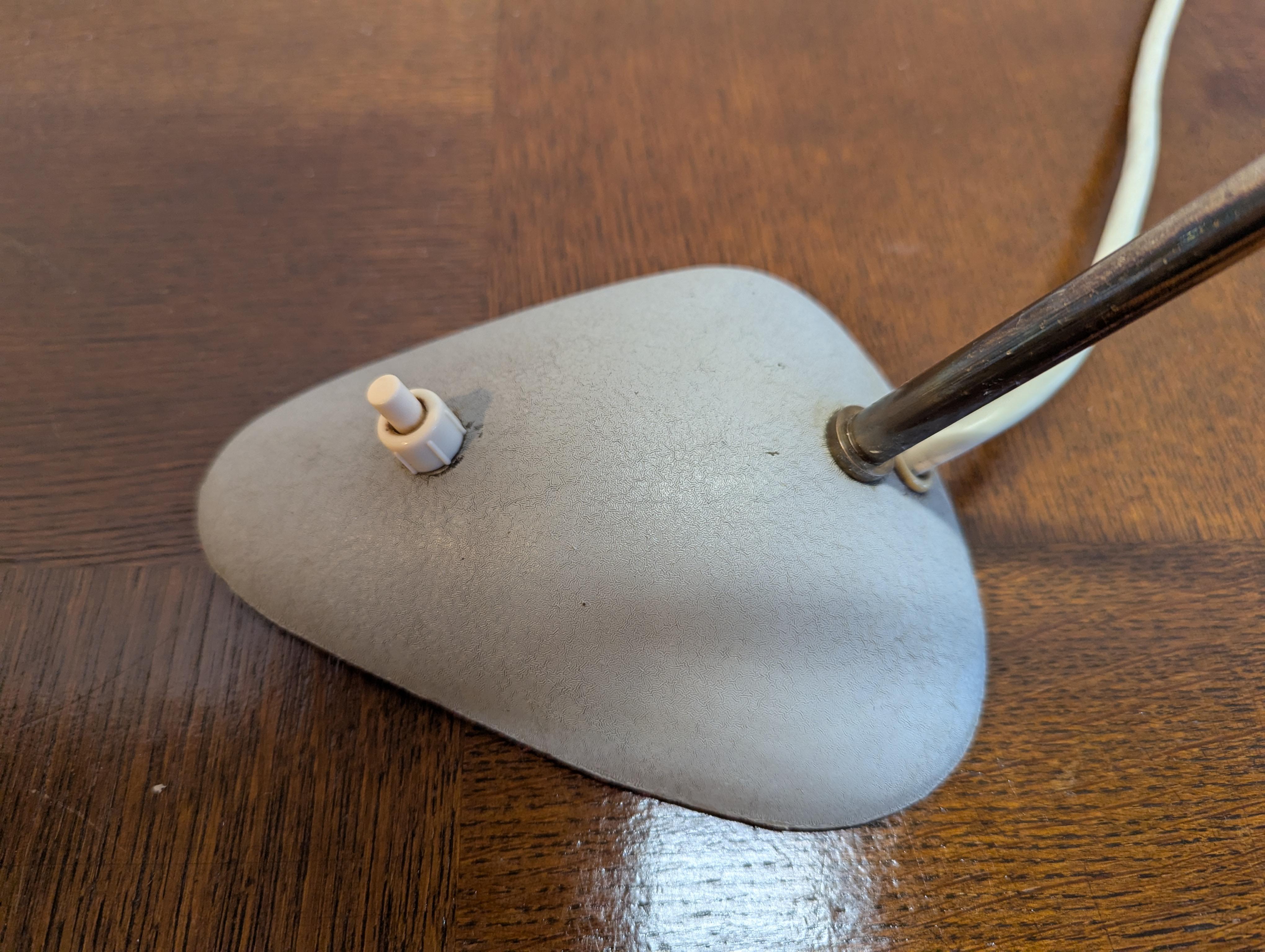 Lámpara de mesa articulada alemana de mediados del siglo XX atribuida a SIS Leuchten en Bueno estado para la venta en New York, NY