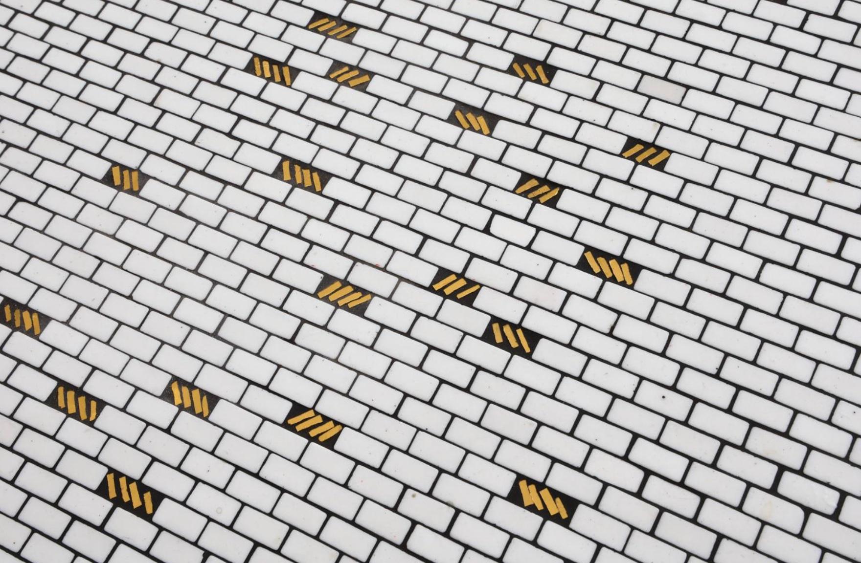 Mesa de centro alemana moderna de mediados de siglo de azulejos de cerámica y latón de nogal en venta 1