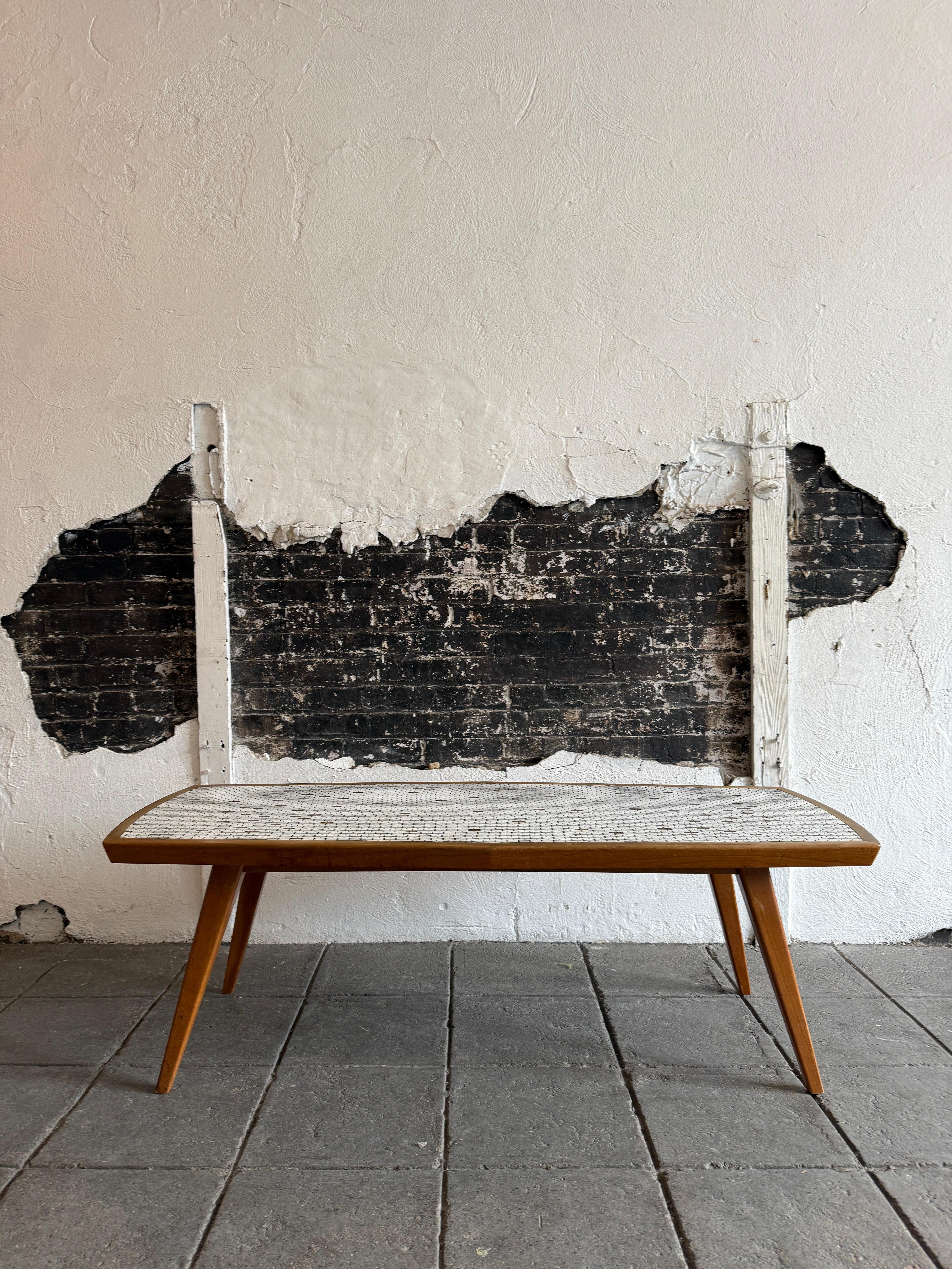Mesa de centro alemana moderna de mediados de siglo de azulejos de cerámica y latón de nogal en venta 2