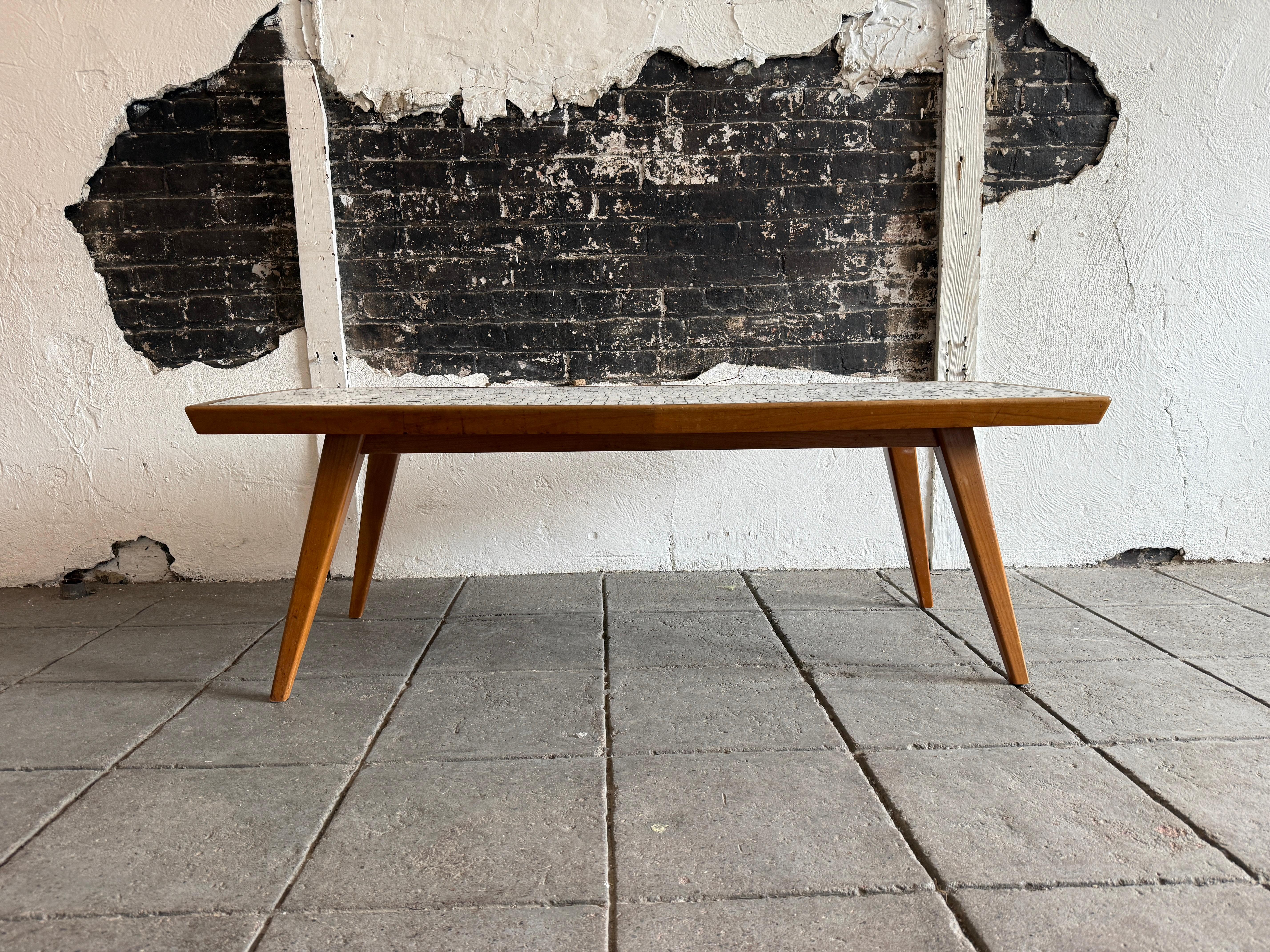 Mesa de centro de nogal de latón y azulejos de cerámica alemana de mediados del siglo XX. Pequeños azulejos rectangulares de cerámica con azulejos prensados aleatorios Brass. Armazón de nogal macizo y patas acodadas. Sin etiquetas. Fabricado en