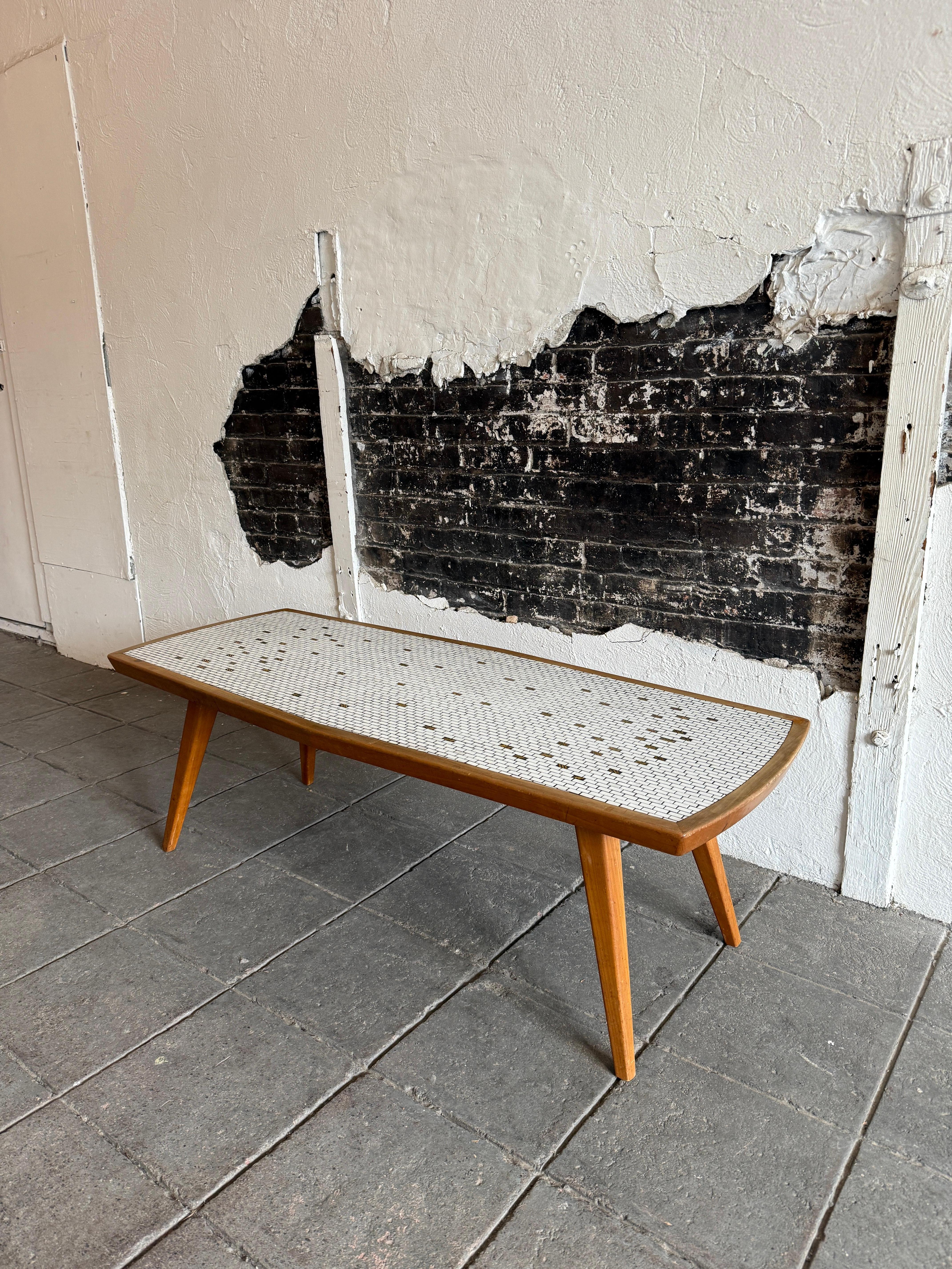 Mesa de centro alemana moderna de mediados de siglo de azulejos de cerámica y latón de nogal Moderno de mediados de siglo en venta