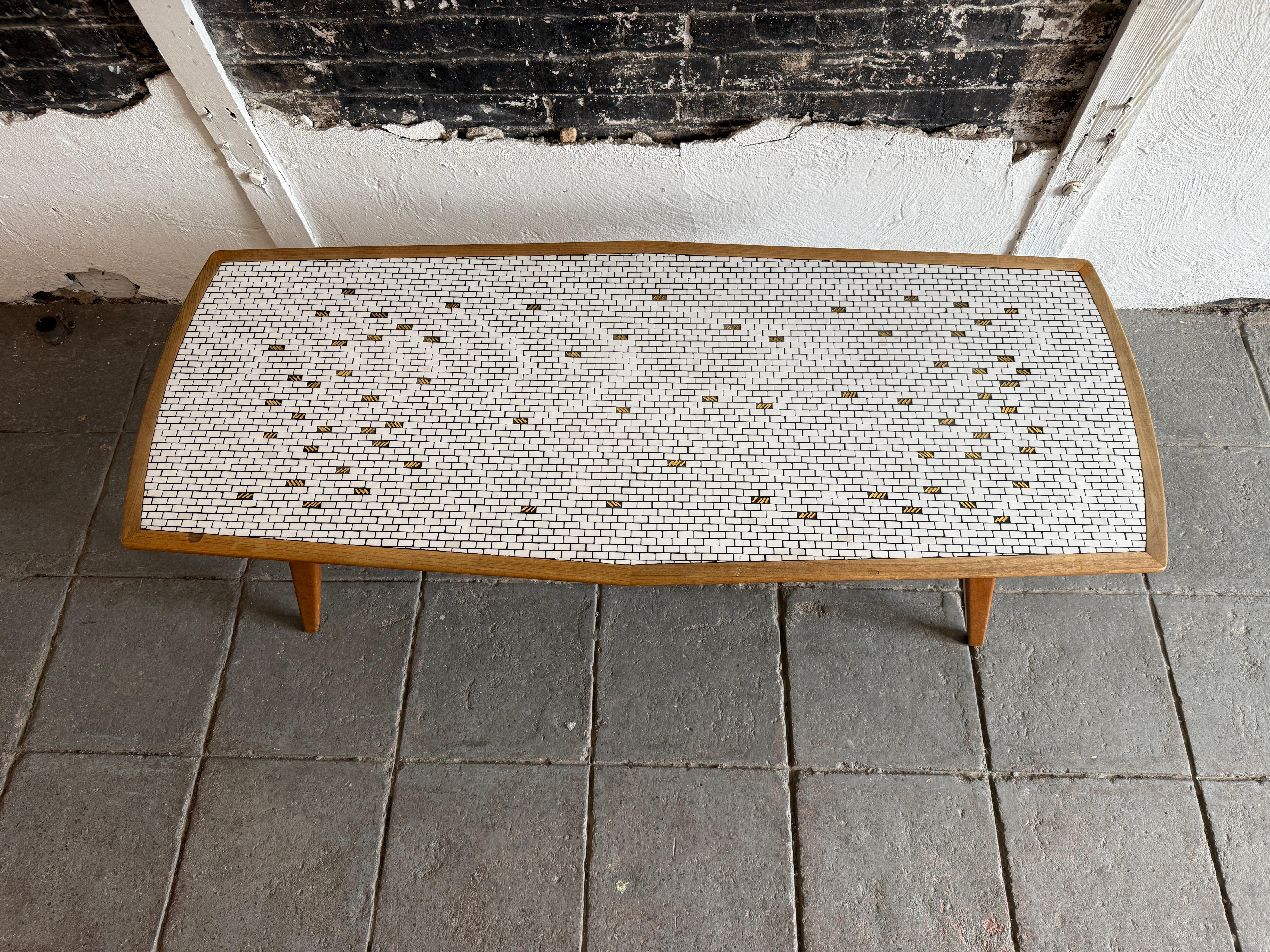 Mesa de centro alemana moderna de mediados de siglo de azulejos de cerámica y latón de nogal Alemán en venta